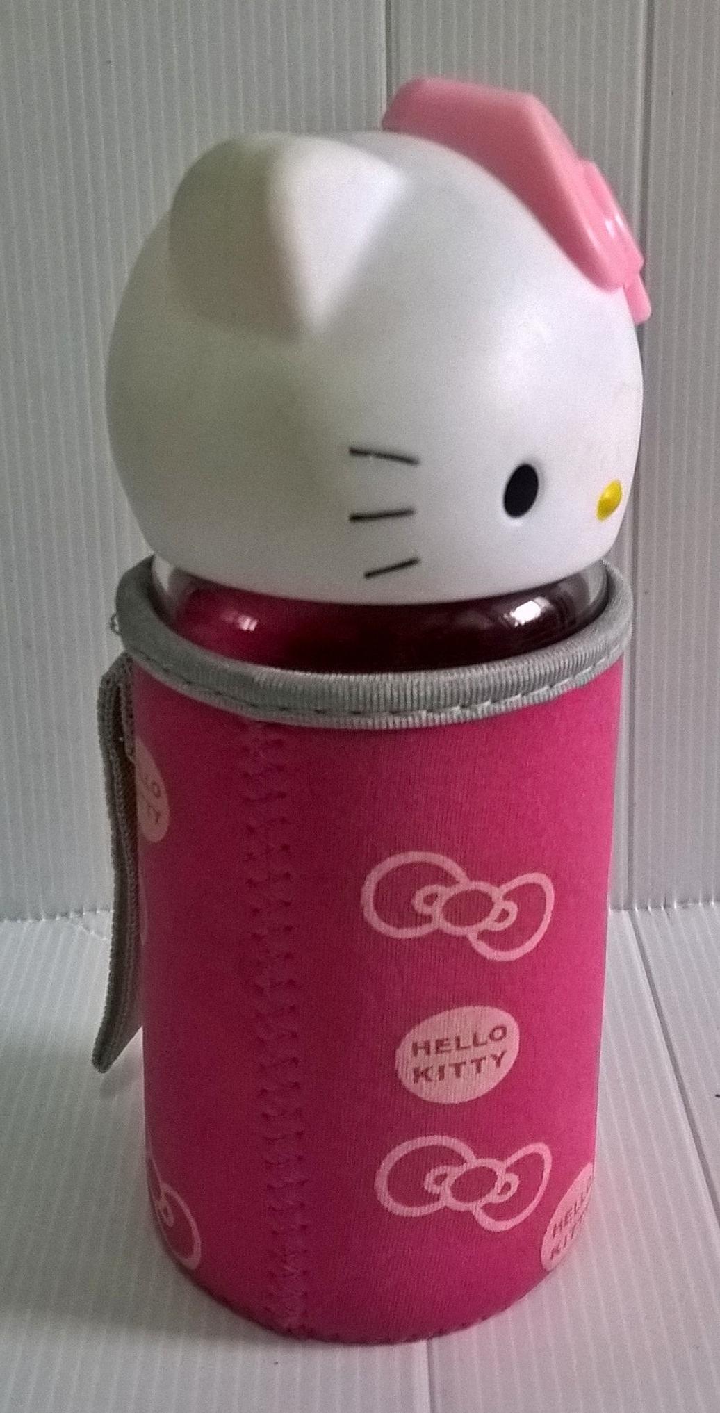 ขวดโหลแก้วใส ฝาขวดเป็นหัวคิตตี้ ถุงครอบขวดแก้วสีชมพูลายโบว์ และ Hello Kitty จาก Sanrio เส้นผ่าศุนย์กลางประมาณ 7 cm. สูงประมาณ 18 cm.