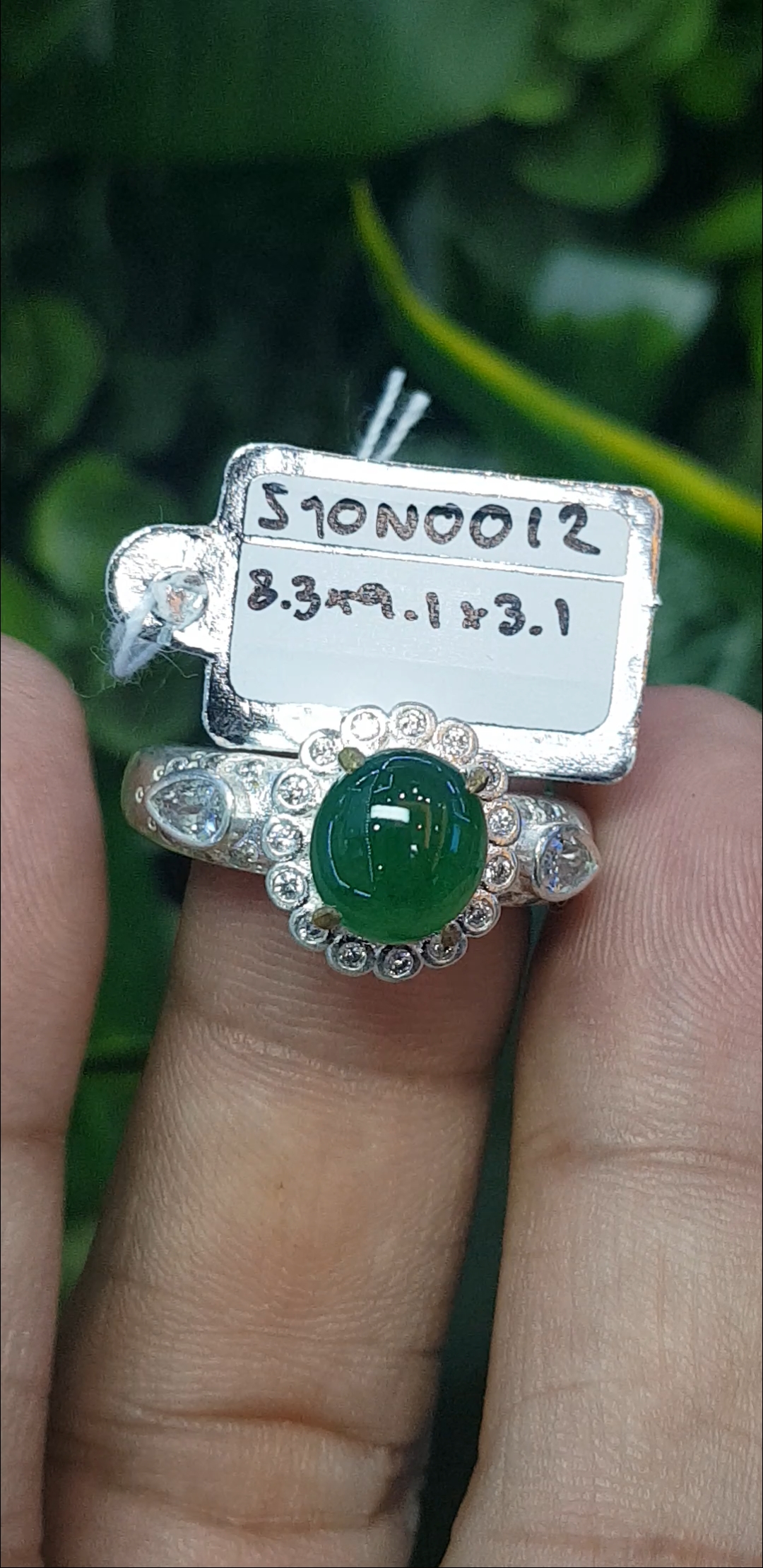 หยก พม่า แท้ Jade แหวนหยก (jadeite) 2.07 กะรัต (Cts.) ดิบ (Size) 59 ไม่ผ่านการปรับปรุง (Type A) พม่า (Myanmar)