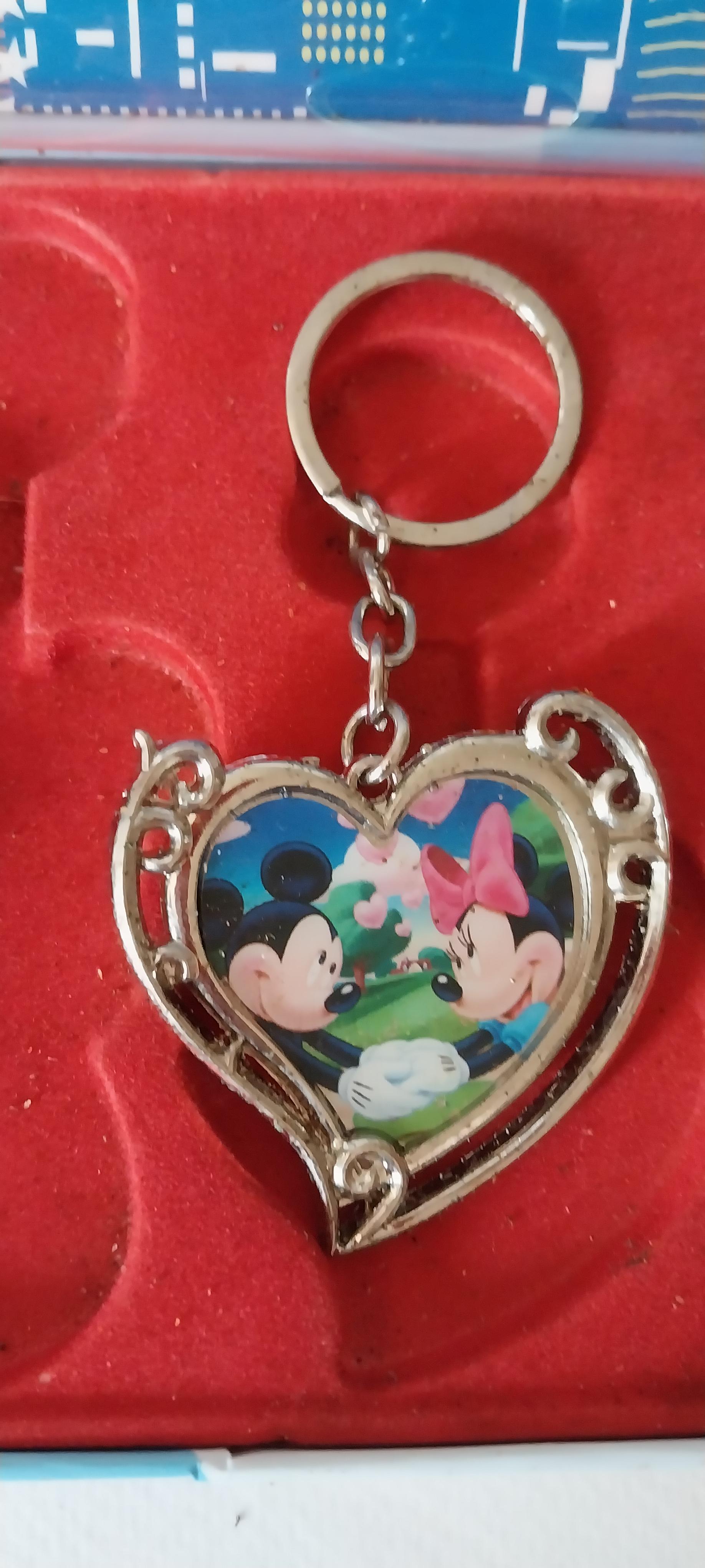 ของสะสมเก่า พวงกุญแจจากดิสนีย์HongKong มี4ชิ้น ชิ้นขวาสุดเป็นกรรไกรตัดเล็บ ***ขึ้นสนิมบ้าง โปรดดูทุกภาพ