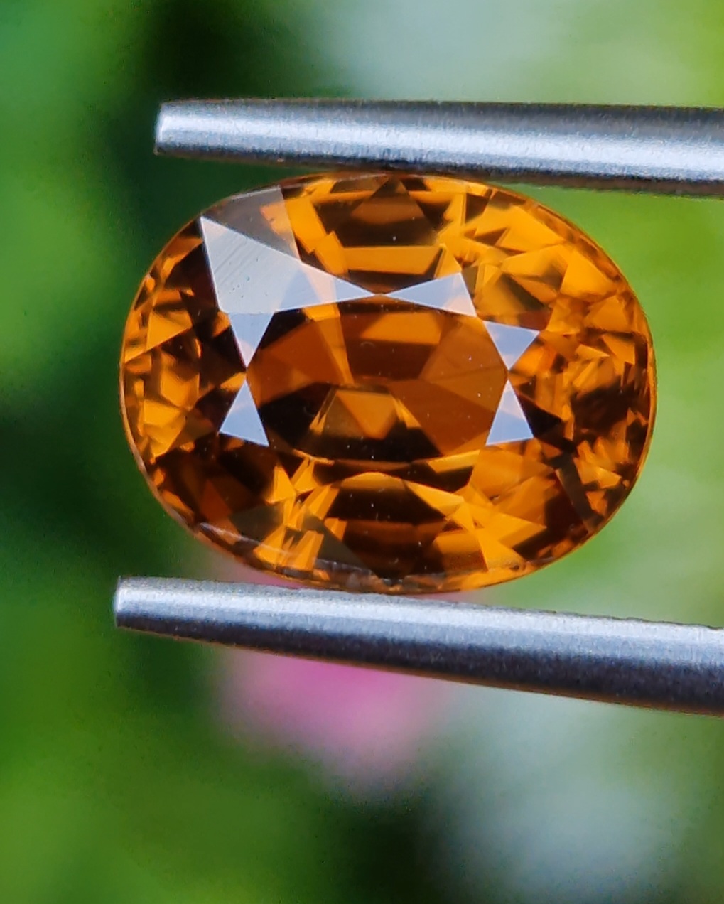 พลอย เพทาย (Zircon) 4.02 กะรัต (Cts.) ดิบ (Unheated) พลอยแท้ อัญมณีมงคลประจําวันเกิด เครื่องประดับพลอย