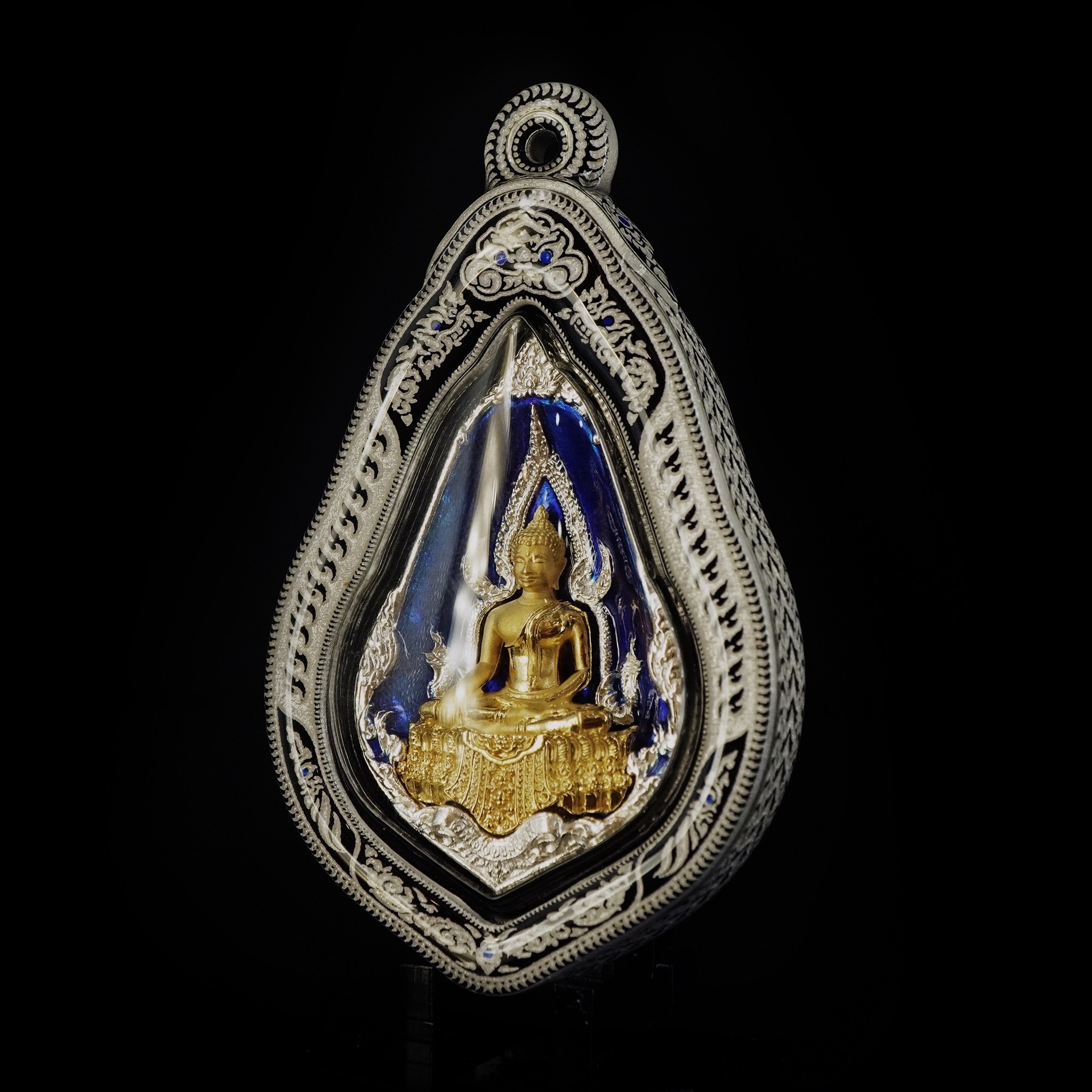 บริการเลี่ยมแบบมีลายขอบข้าง No.B สีขาว (แบบห้อยคอ ขนาดพระไม่เกิน 5 เซนติเมตร) ** ลูกค้าส่งงานมาเลี่ยมที่ร้าน ระยะเวลาเลี่ยมประมาณ 3-5 วัน ไม่รวมระยะเวลาจัดส่ง **