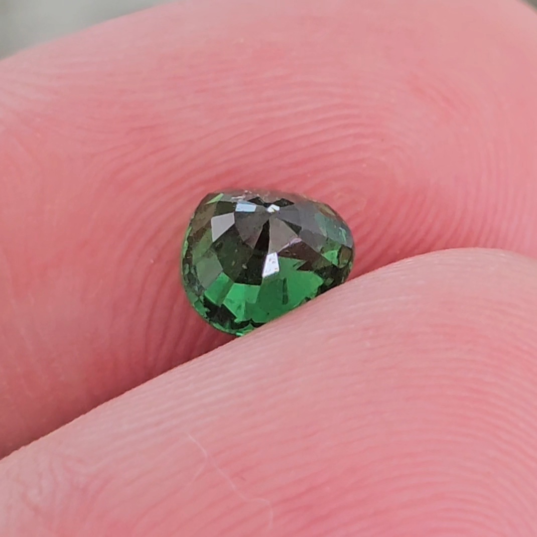 พลอย ซาโวไรท์ Tsavorite Garnet 1.16 กะรัต (Cts.) ดิบ Unheated พร้อมใบเซอร์ อัญมณีมงคลประจําวันเกิด เครื่องประดับพลอย