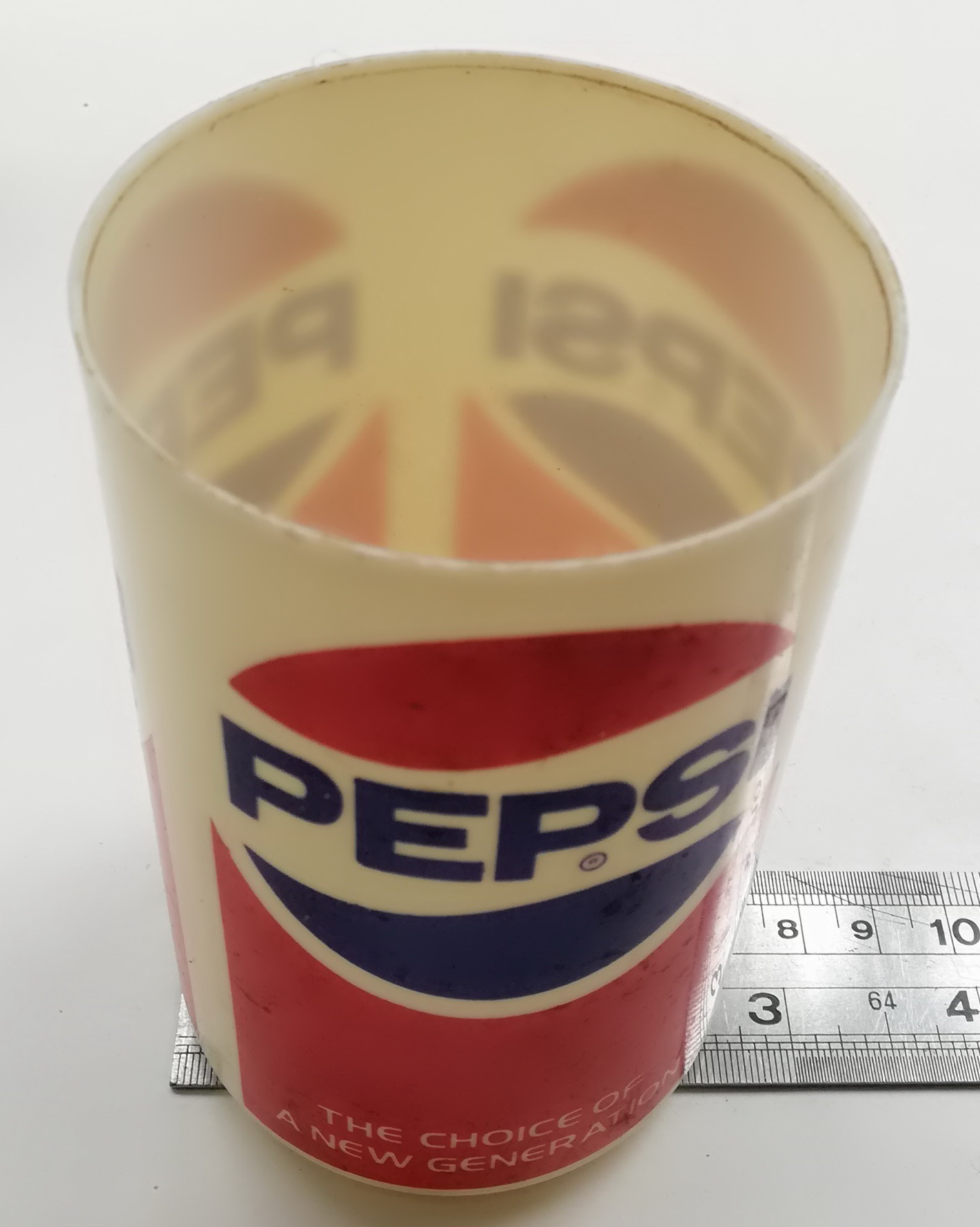 ของสะสมเก่า แก้วน้ำพลาสติกสีครีมพิมลาย เป๊บซี่ ตัวอักษรภาษาอังกฤษ 3 ด้าน, PEPSI, THE CHOICE OF A NEW GENRATION