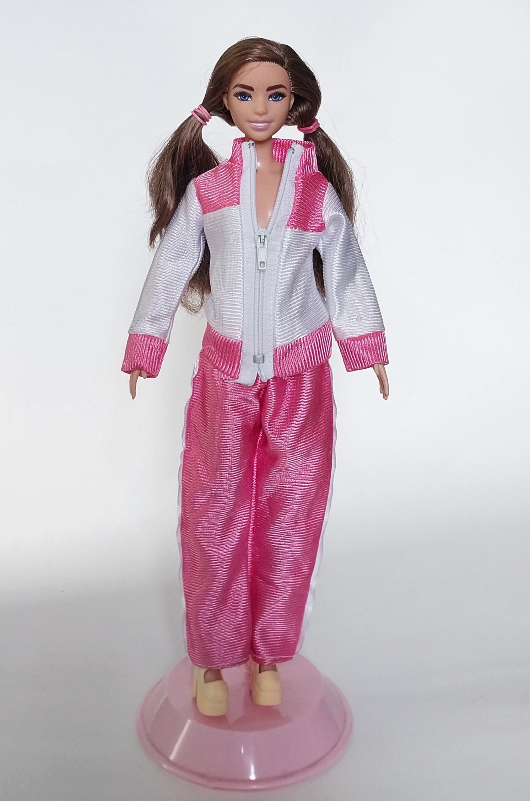 ตุ๊กตาบาร์บี้ **มีรอยบ้างที่ท้อง, ตุ๊กตาขาแข็งไม่ได้ รุ่นอกแบนไม่มีเอว ผมยาวสลวย ผิวเข้ม 2018 Mattel Indonesia