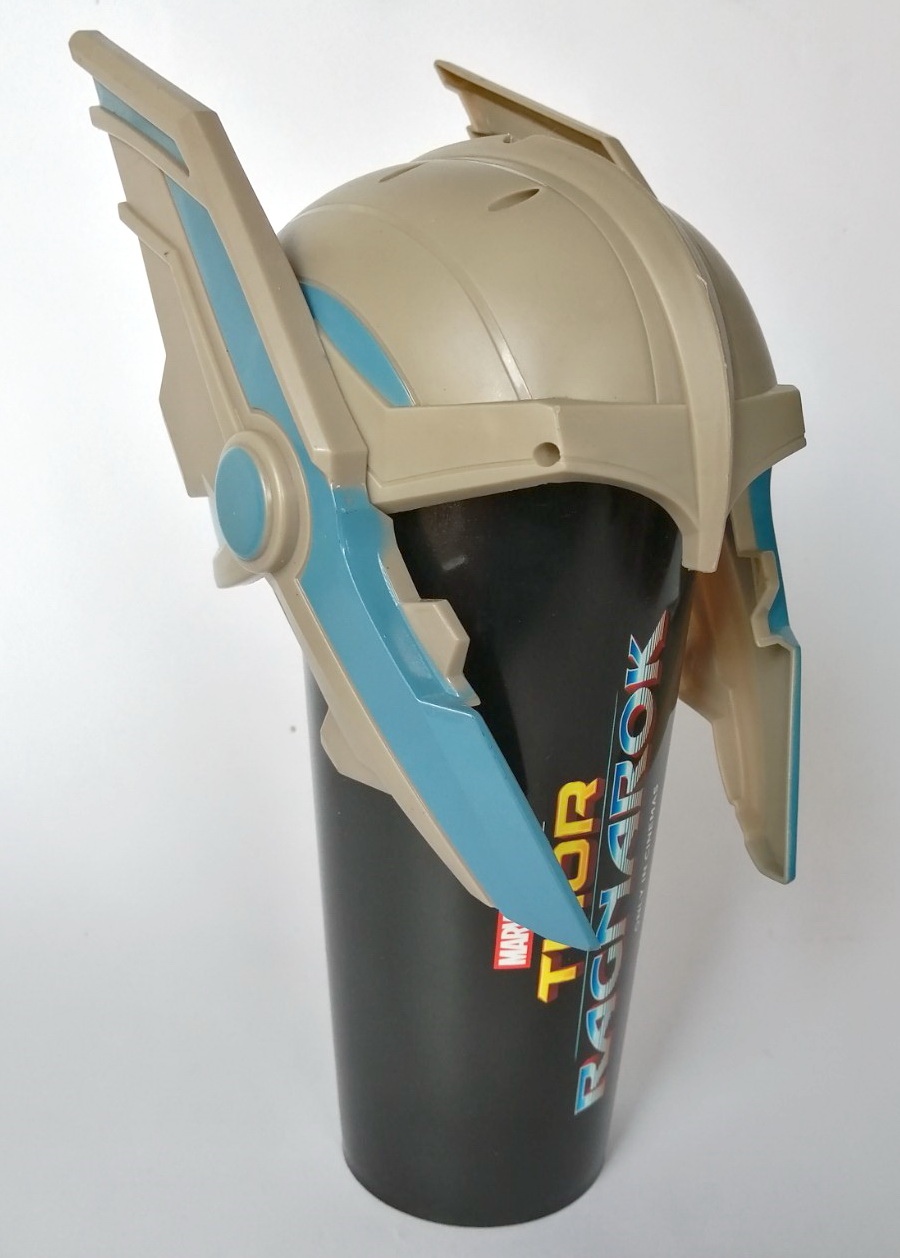 แก้วน้ำของเมเจอร์ จากภาพยนตร์ "ธอร์ แรกน่าร๊อค" แก้วน้ำหมวกธอร์ที่ต่อสู้กับฮัลค์ สภาพครบ เก่าเก็บสะสม มีตำหนิเล็กน้อยตามรูป