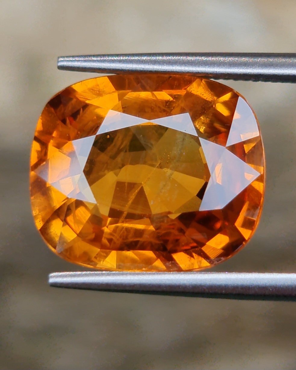 พลอย บุษราคัม Yellow Sapphire 9.18 กะรัต (Cts.) พร้อมใบเซอร์ พลอยแท้ อัญมณีมงคลประจําวันเกิด เครื่องประดับพลอย