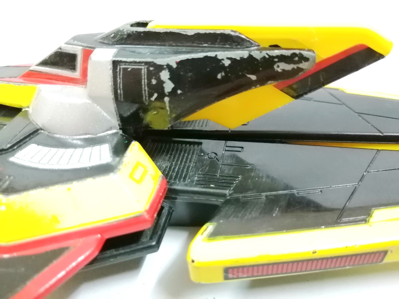 ของเล่น ของสะสม ยาน Guts Wing 2 ยานประจำหน่วย Guts ของอุลตร้าแมน ทีก้า Ultraman TIGA เป็นยานรบหลักลำที่สองของหน่วย ติดตั้งปืนแสงสองกระบอก ตัวนี้เป็นของเล่นชุด DX ปรับสภาพเปลี่ยนรูปแบบยานได้ ด้วยการพับปีกและปีกซ่อนชิ้นเล็ก และสามารถเปิดส่วนหน้าของยาน เป็นป