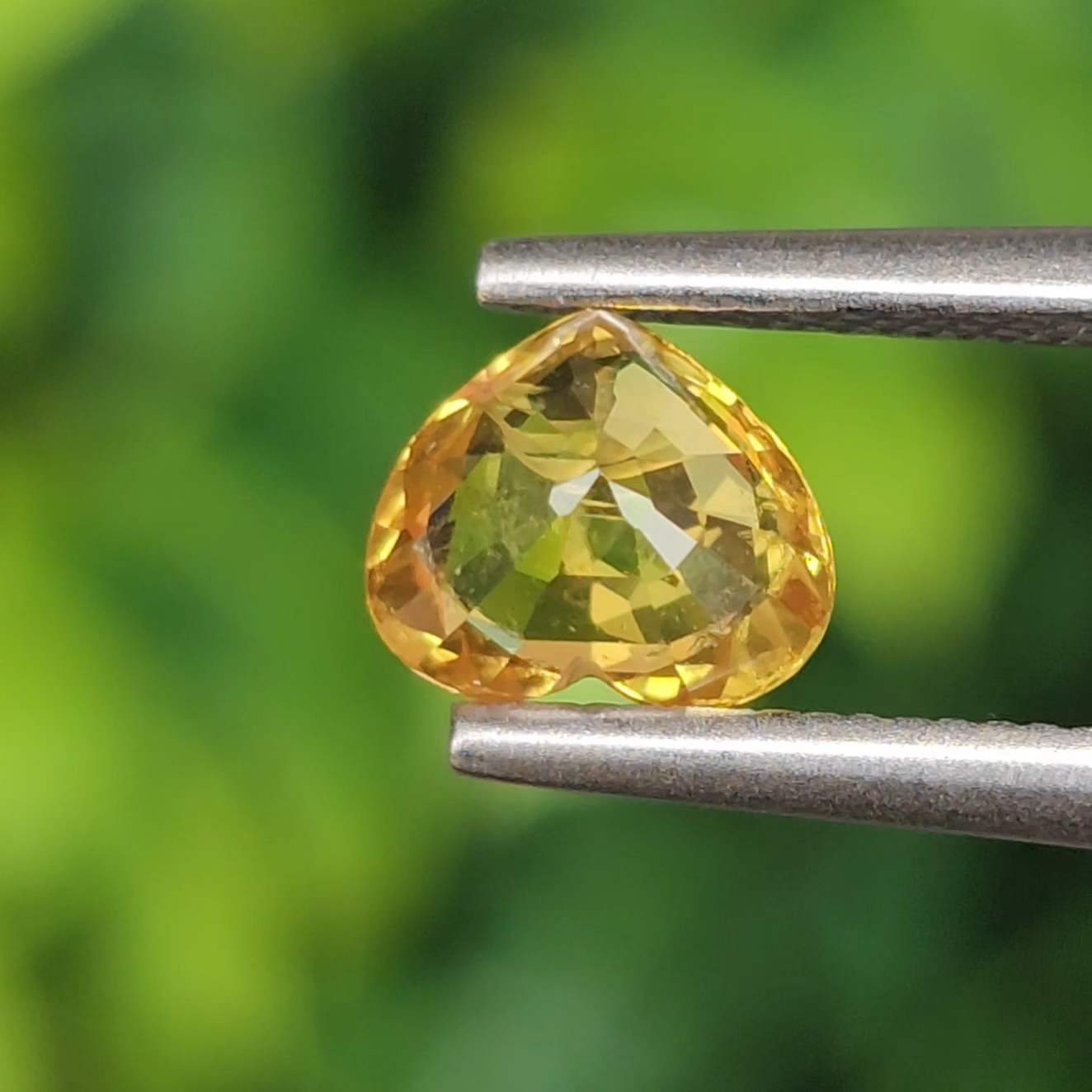 พลอย บุษราคัม yellow sapphire 0.85 กะรัต (Cts.) พลอยแท้ อัญมณีมงคลประจําวันเกิด เครื่องประดับพลอย
