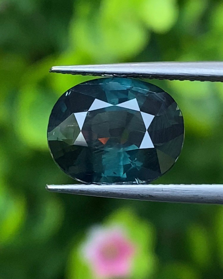 พลอย เขียวส่อง (ฺBluish Green Sapphire) 4.04 กะรัต (Cts.) พร้อมใบเซอร์ พลอยแท้ อัญมณีมงคลประจําวันเกิด เครื่องประดับพลอย