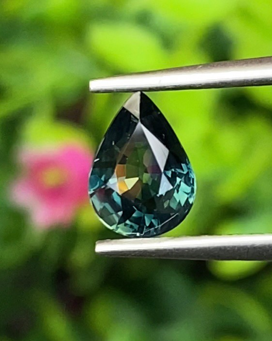 พลอย แซฟไฟร์ 3 สี Tricolor Sapphire 1.33 กะรัต (Cts.) ดิบ Unheated พลอยแท้ อัญมณีมงคลประจําวันเกิด เครื่องประดับพลอย