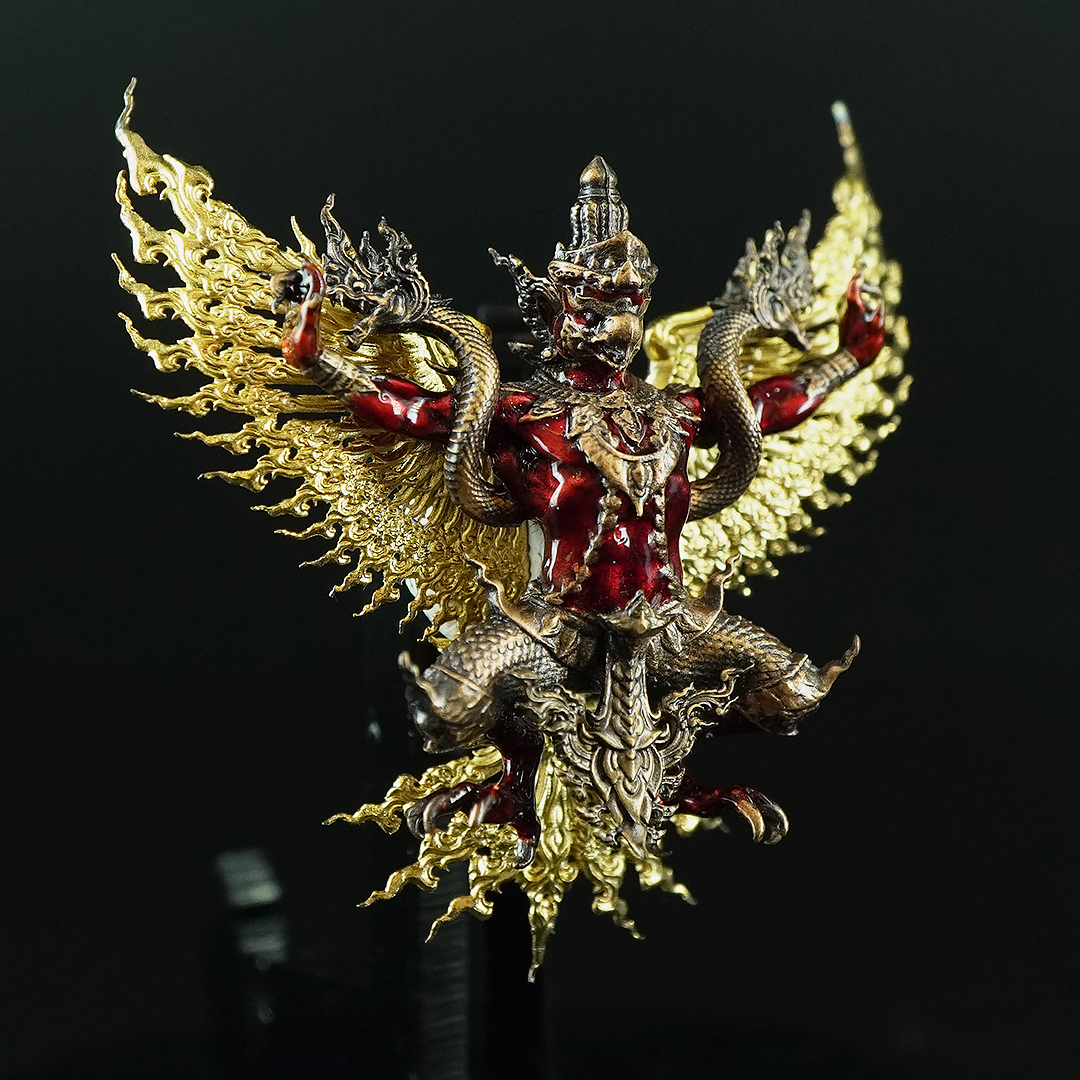 พญาครุฑพิษฐาน รหัส 6 เนื้อนวะรมซาตินลงยากายแดง ปีกชุบทองแท้