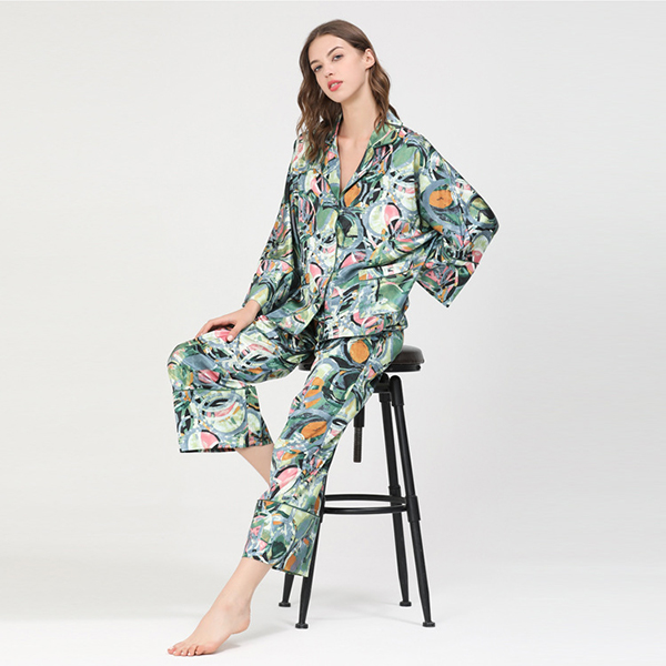 🚩พร้อมส่ง🚩ชุดนอนซาตินเกรดพรีเมี่ยม Silk Satin สีเขียวทอลายทั้งตัว คัดติ้งสวยงานดีมากค่ะ (ST140)