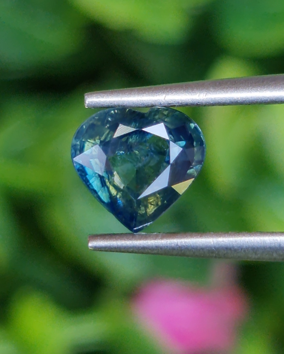 พลอย แซฟไฟร์ 3 สี Tri-Color Sapphire 1.10 กะรัต (Cts.) พลอยแท้ อัญมณีมงคลประจําวันเกิด เครื่องประดับพลอย