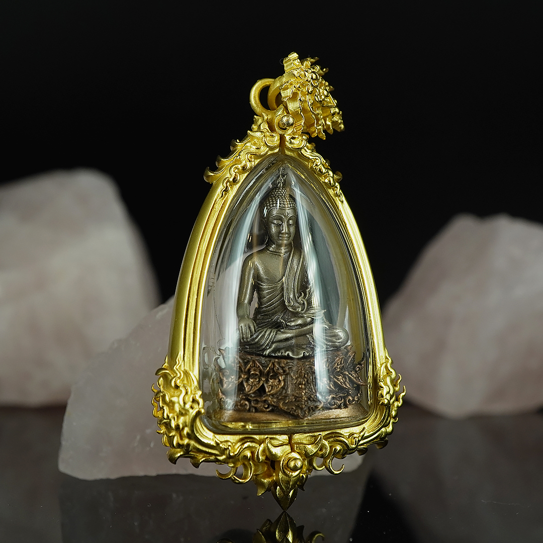 พระพุทธมีสุขยกฐานะ เนื้อเรดบรอนซ์รมซาติน พร้อมเลี่ยมกรอบเนื้อบรอนซ์ชุบทอง