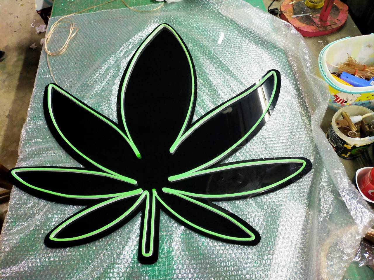 #ป้ายไฟนีออนดัดLEDรูปใบกัญชา