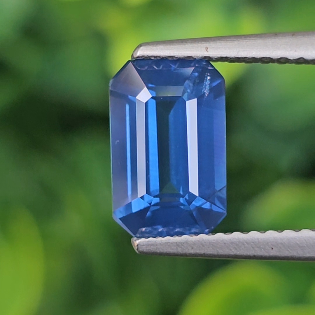 พลอย ไพลิน (Blue Sapphire) 2.11 กะรัต (Cts.) สีพิเศษ คอนฟลาวเวอร์ บลู (Cornflower Blue) พลอยแท้ อัญมณีมงคลประจําวันเกิด เครื่องประดับพลอย