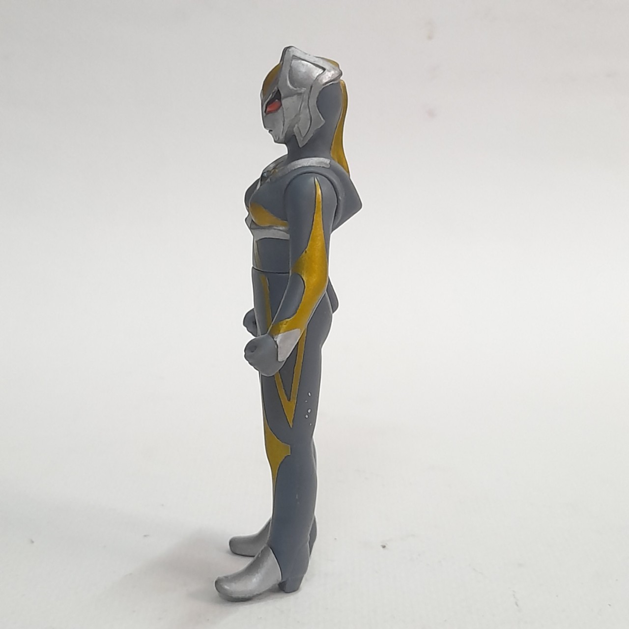 มีหลายภาพ.ซอฟ 3.5-4นิ้ว คามิลล่า จากอุลตร้าแมนทีก้า มือสองสภาพดี มีรอยบ้าง