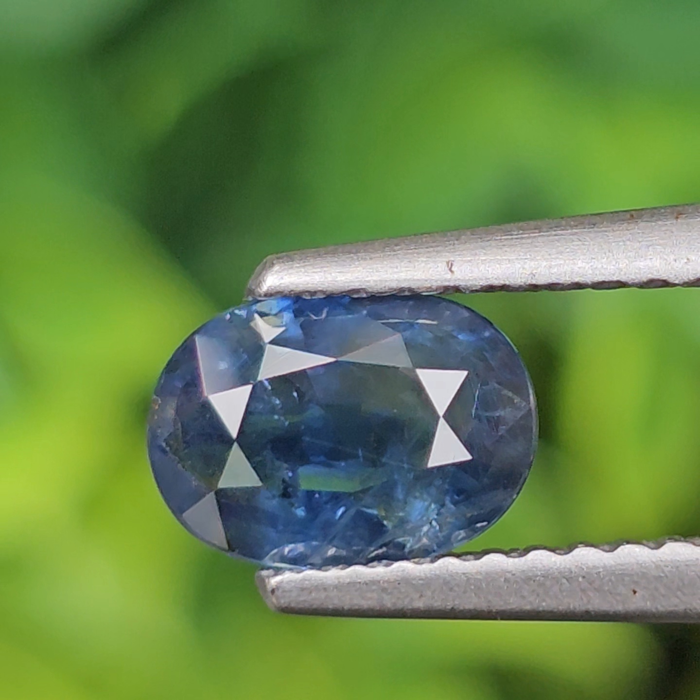 พลอย ไพลิน Blue Sapphire 0.99 กะรัต (Cts.) ดิบ (Unheated ) พลอยแท้ อัญมณีมงคลประจําวันเกิด เครื่องประดับพลอย