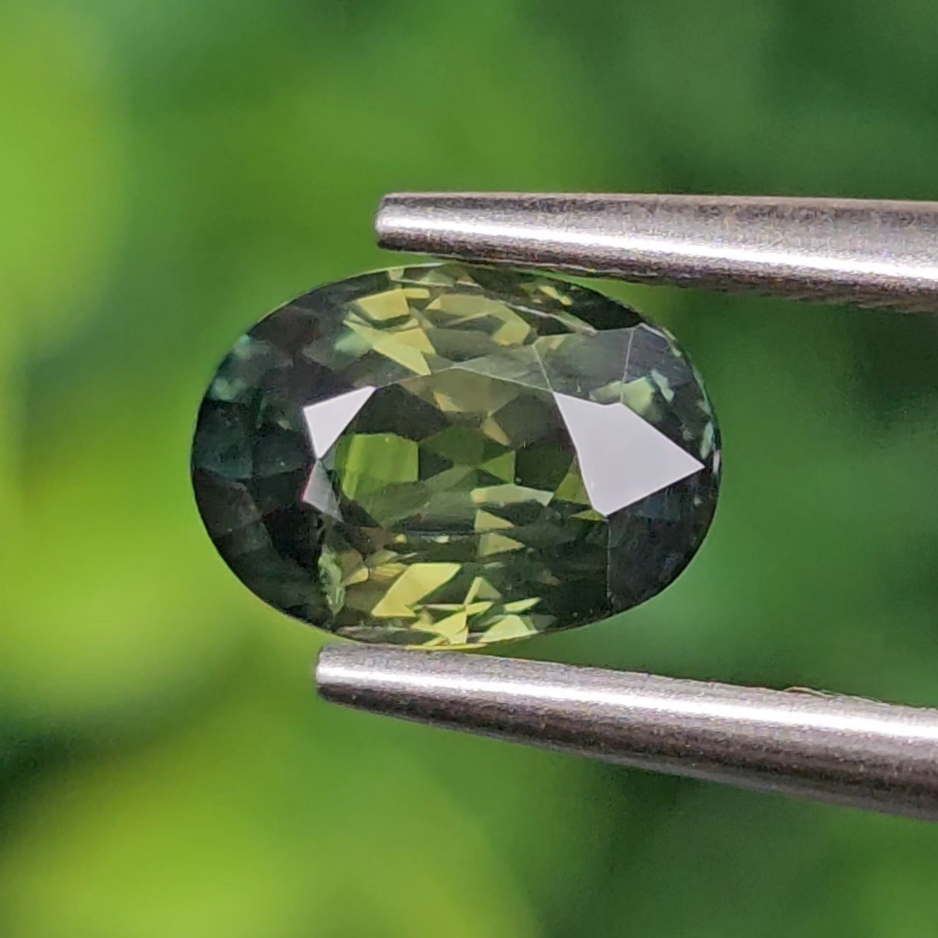 พลอย เขียวส่อง Green Sapphire 1.13 กะรัต (Cts.) ดิบ (Unheated) พร้อมใบเซอร์ (With Certificate) พลอยแท้ อัญมณีมงคลประจําวันเกิด เครื่องประดับพลอย