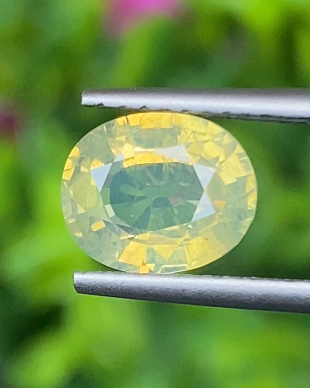 พลอย คริโซเบริล Chrysoberyl 2.09 กะรัต(Cts.) พร้อมใบเซอร์ พลอยแท้ อัญมณีมงคลประจําวันเกิด เครื่องประดับพลอย