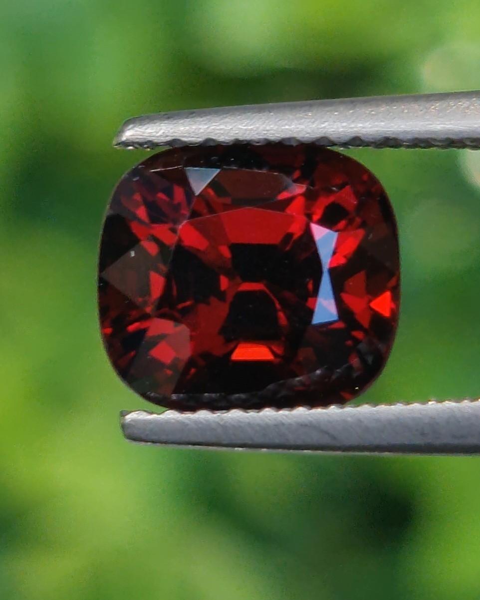 พลอย สปิเนล (Spinel) 2.36 กะรัต (Cts.) ดิบ (Unheated) พร้อมใบเซอร์ (With Certificate) พลอยแท้ อัญมณีมงคลประจําวันเกิด เครื่องประดับพลอย