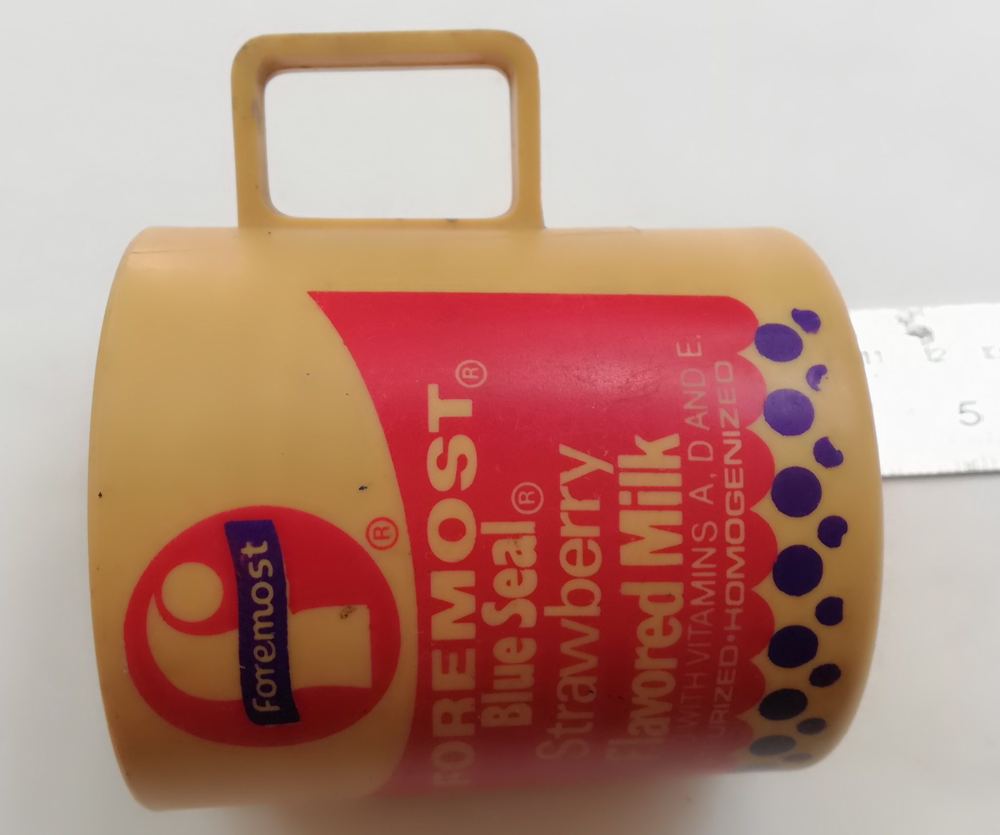 ของเก่าสะสม แก้วน้ำพลาสติกขนาดเล็กมีหู ของสะสมจากForemost,Foremost Blue Seal,Strawberry Flavoured Milk เส้นผ่าศูนย์กลาง 3",สูง 3.4" **ของเก่ามีตำหนิ โปรดตรวจสอบทุกภาพ