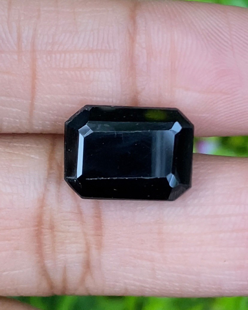 พลอย นิล แบล็ค สปิเนล (Black Spinel) 18.90 กะรัต (Cts.) พลอยแท้ อัญมณีมงคลประจําวันเกิด เครื่องประดับพลอย
