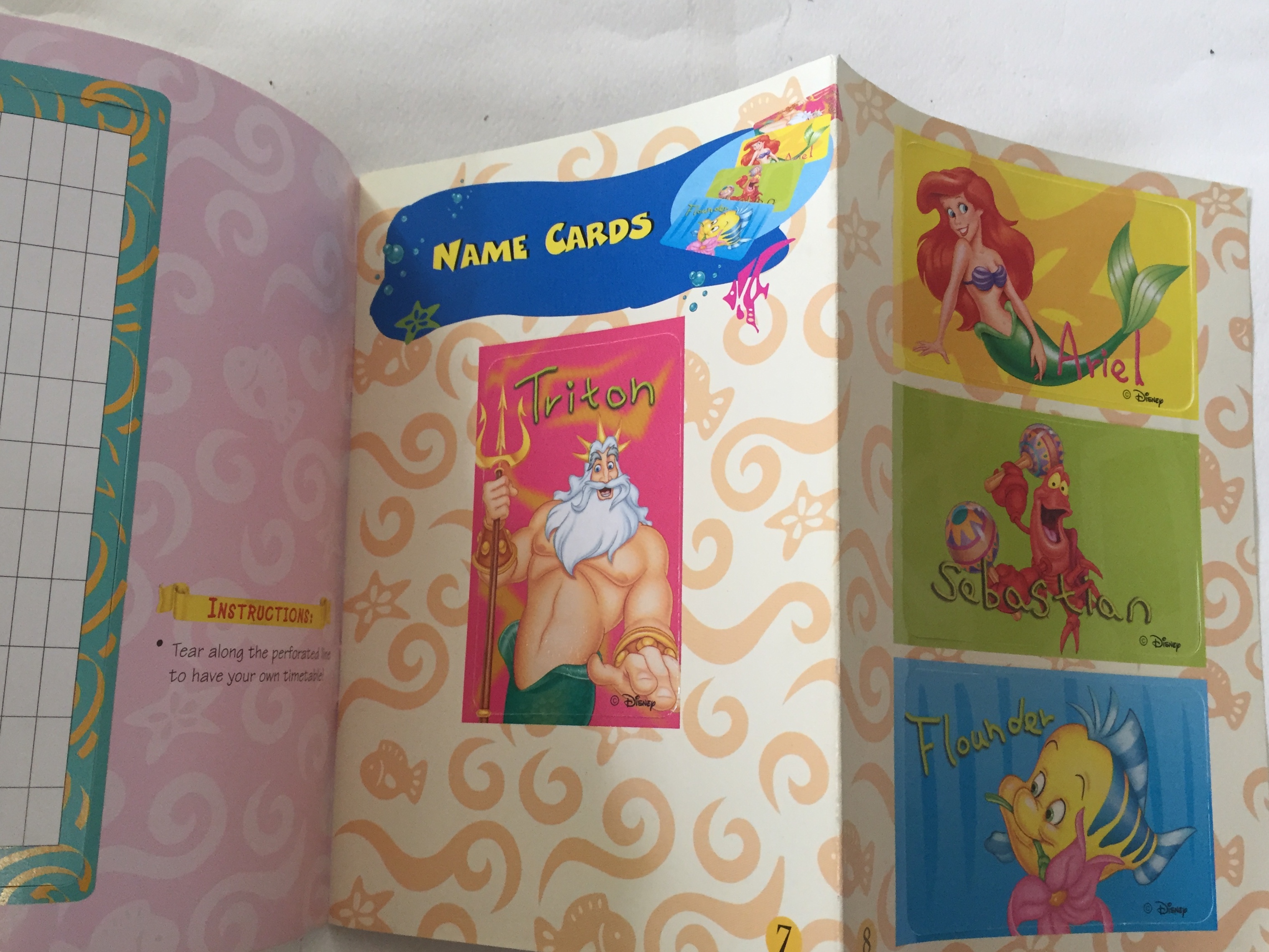 มีหลายภาพ, มีตำหนิ โปรดดูทุกภาพ, สมุดภาพเจ้าหญิงเงือกน้อยแอเรียล, the Little Mermaid ขนาด 19 cm, เป็นสมุดภาพการ์ด ที่คั่นหนังสือ ป้ายสมุดโทรศัพท์การ์ดอวยพรวันเกิดตัวแขวนโทรศัพท์มือถือเป็นกระดาษสแตนดี้และภาพระบายสี เป็นภาพเงือกน้อยแอเรียล Little Mermaid