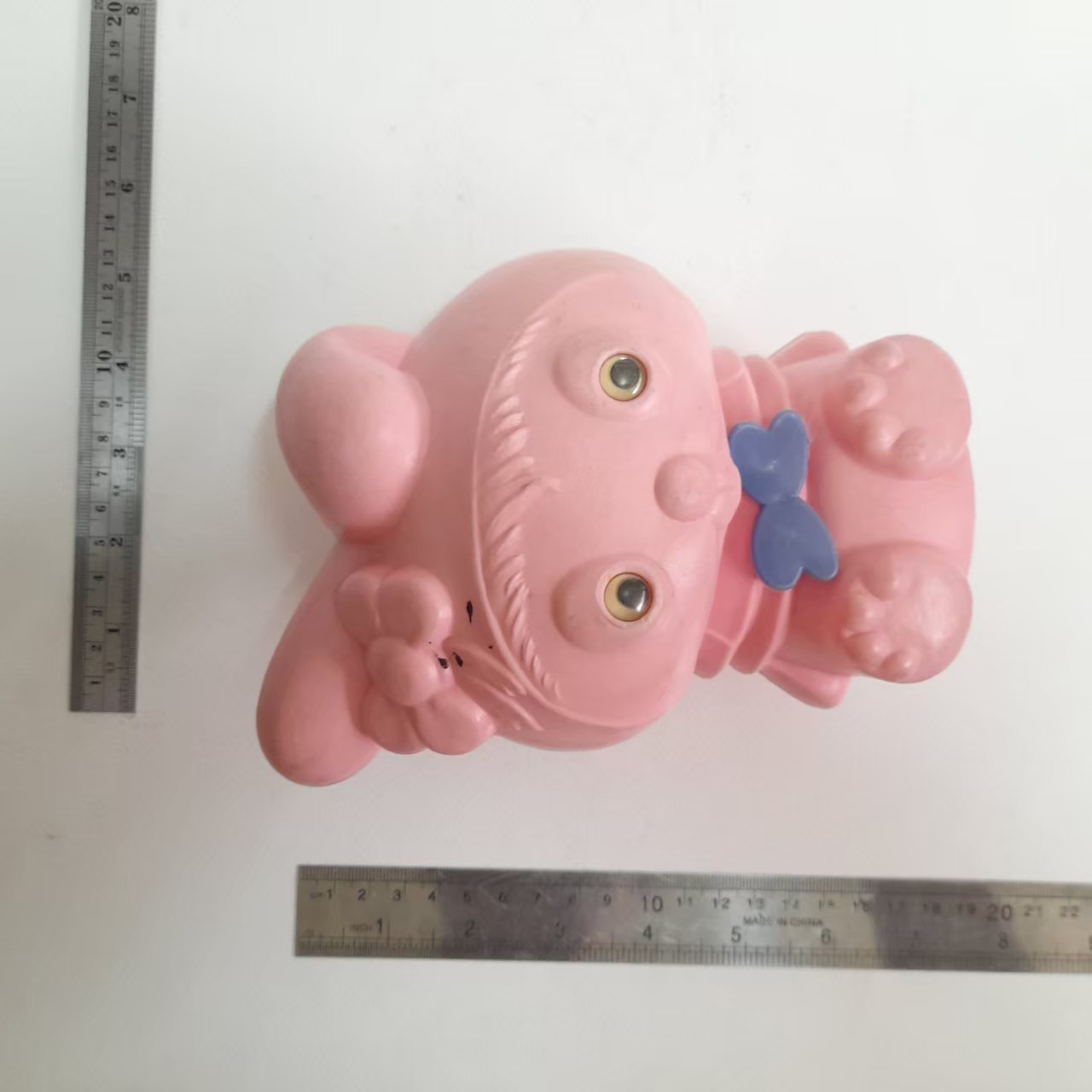 กระปุกออมสินเรโทร ,มีหลายภาพ งานโปร่ง งานไทย มีตราปั๊มที่ก้น มีจุกครบ ขนาดตามรูป มือสองสภาพดี มีรอยบ้าง