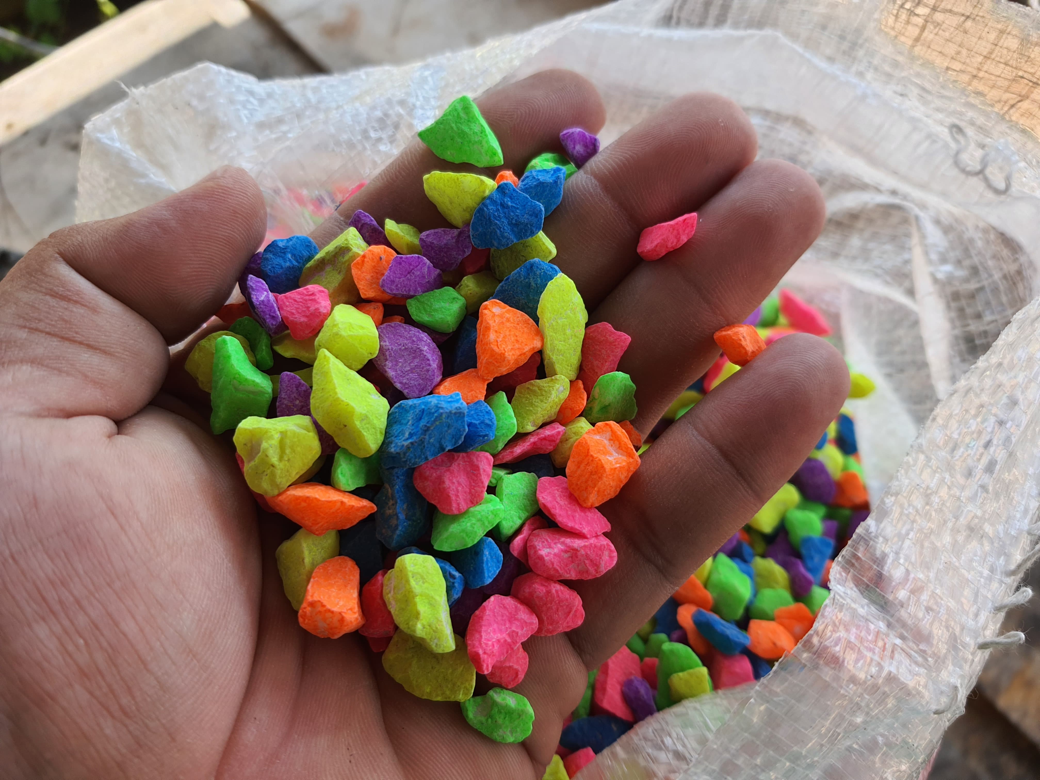 หินตกแต่งโหลปลา 1 กิโลกรัม คละสี เบอร์ 3