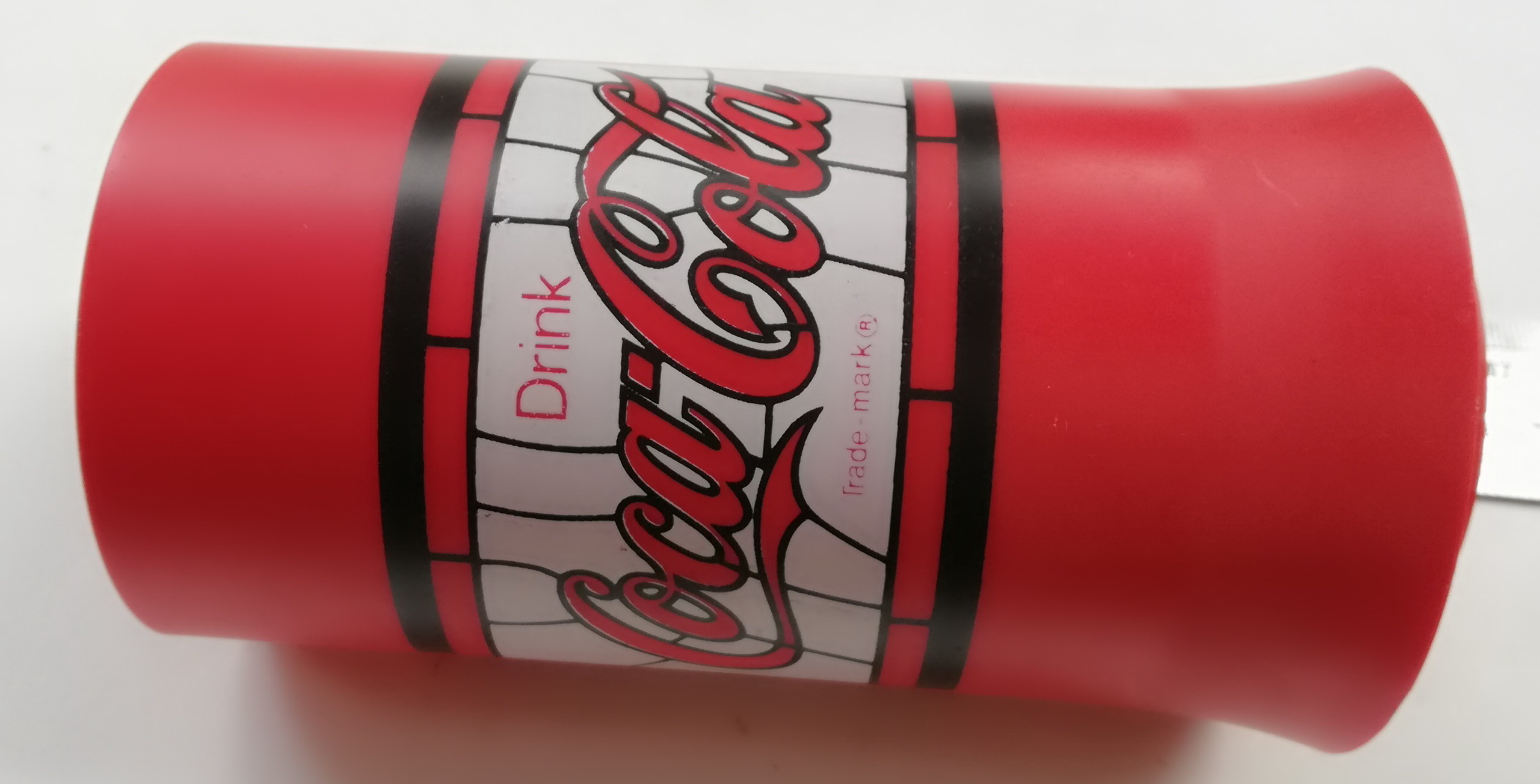 ของเก่าสะสม แก้วน้ำพลาสติกสีแดง ของสะสมจาก Coca-Cola งานศรีไทย ซุปเปอร์เแวร์ **ก้นแก้วมีเขียนชื่อตามภาพ