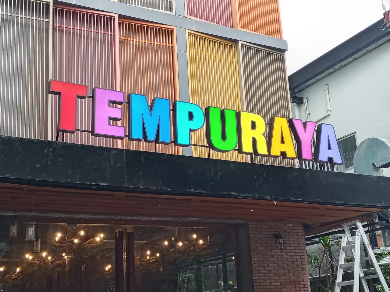 ป้ายกล่องไฟออกหน้าตัวอักษร TEMPURAYA