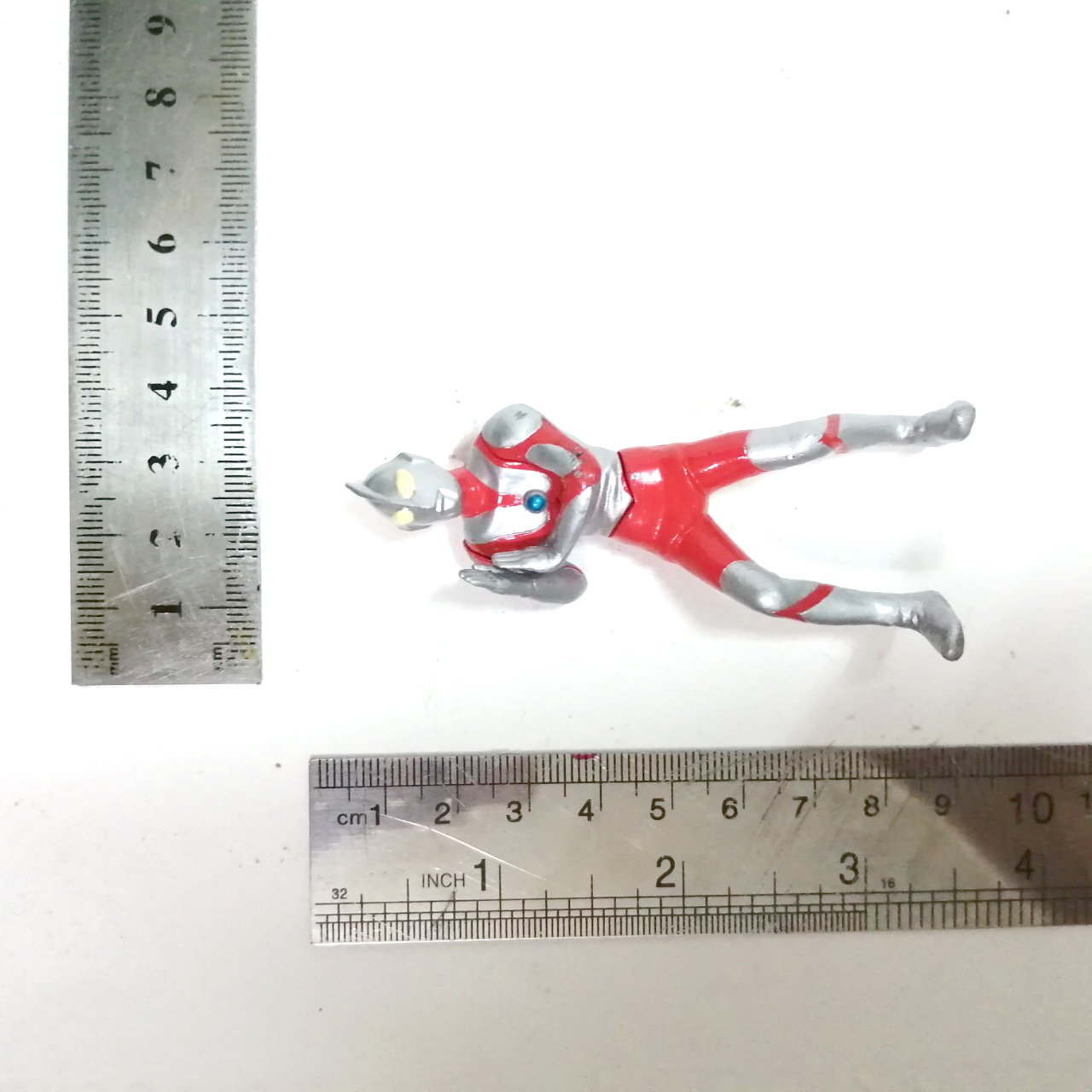 กาชาปอง 3นิ้ว ขนาดตามรูป อุลตร้าแมน ท่าปล่อยแสง สภาพดี มีรอยบ้าง ไม่หักไม่กาว