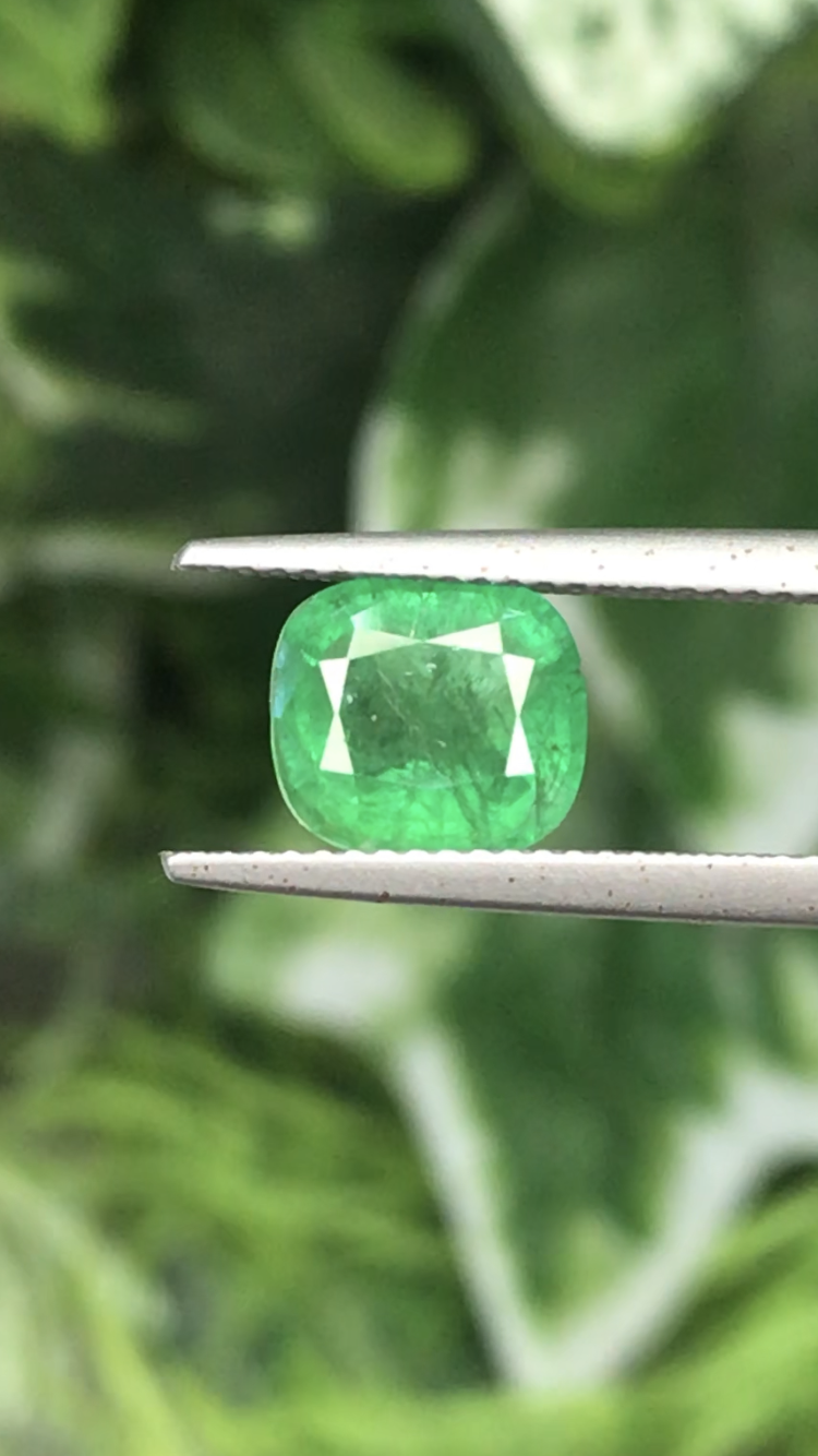 พลอย มรกต Natural Emerald 2.28 กะรัต (Cts.)