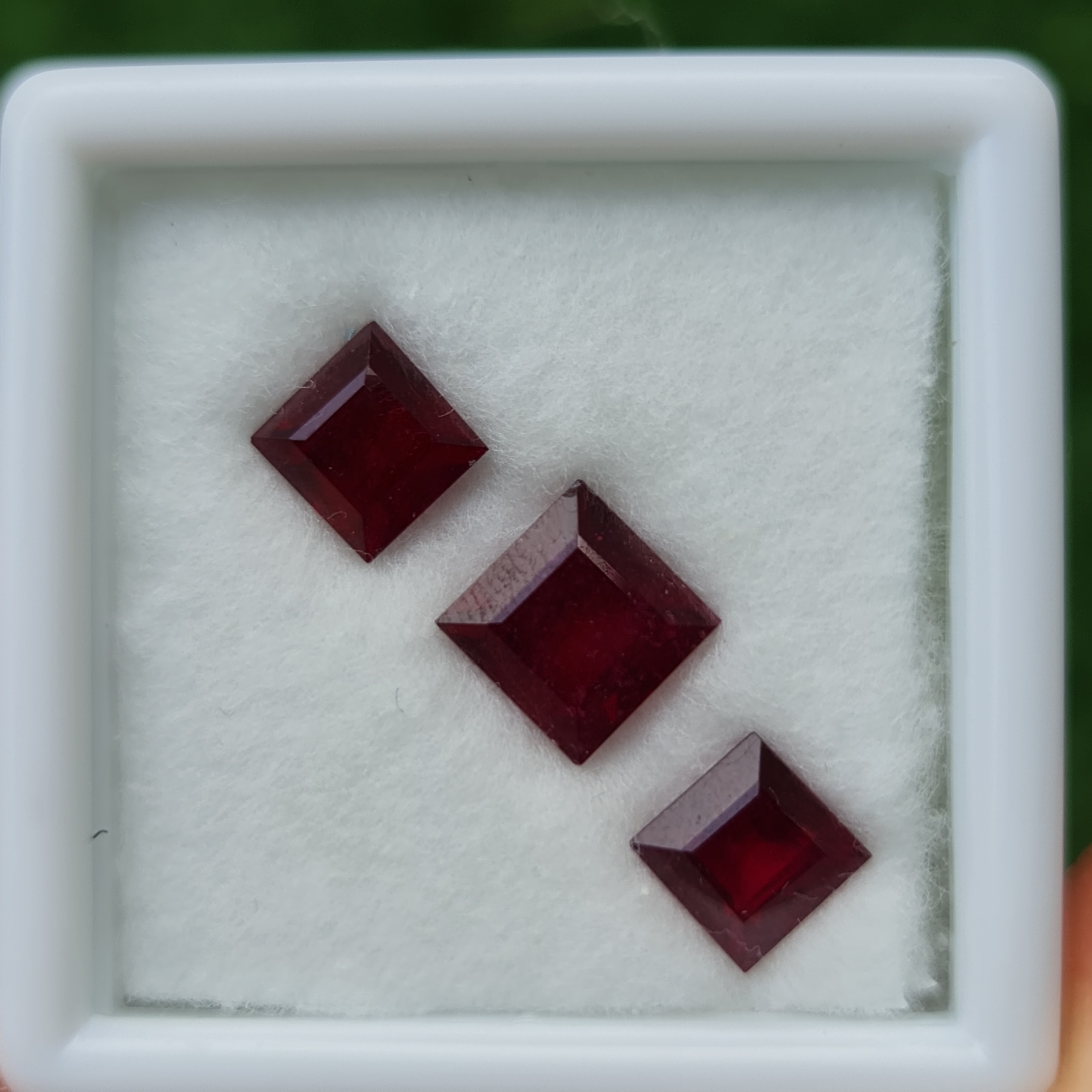 พลอย ทับทิม Ruby sapphire 3 เม็ด 7.40 กะรัต (Cts.) พลอยแท้ อัญมณีมงคลประจําวันเกิด เครื่องประดับพลอย