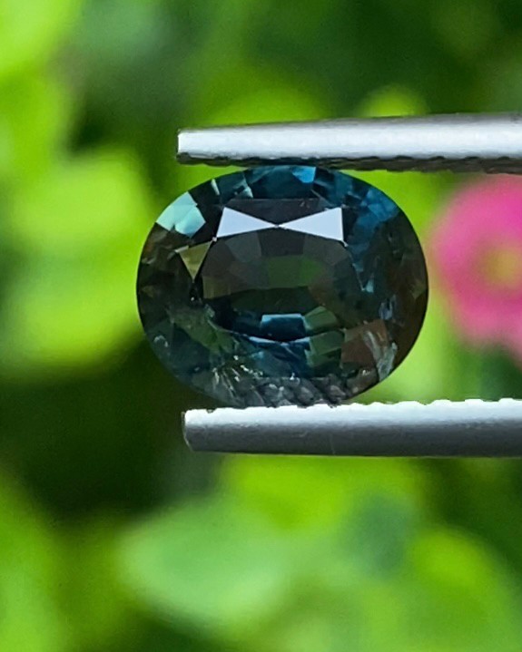 พลอย ไพลิน Blue Sapphire 1.37 กะรัต(Cts.) ดิบ (Unheated) พลอยแท้ อัญมณีมงคลประจําวันเกิด รับทำแหวน เครื่องประดับพลอย