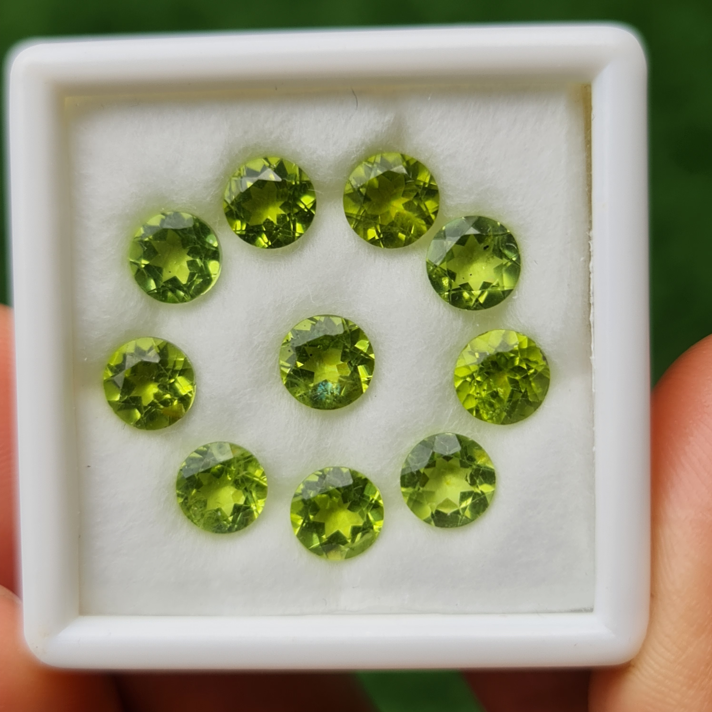 พลอย เพอริดอต Peridot 8.85 กะรัต (Cts.) 10 เม็ด (pcs.) พลอยแท้ อัญมณีมงคลประจําวันเกิด เครื่องประดับพลอย