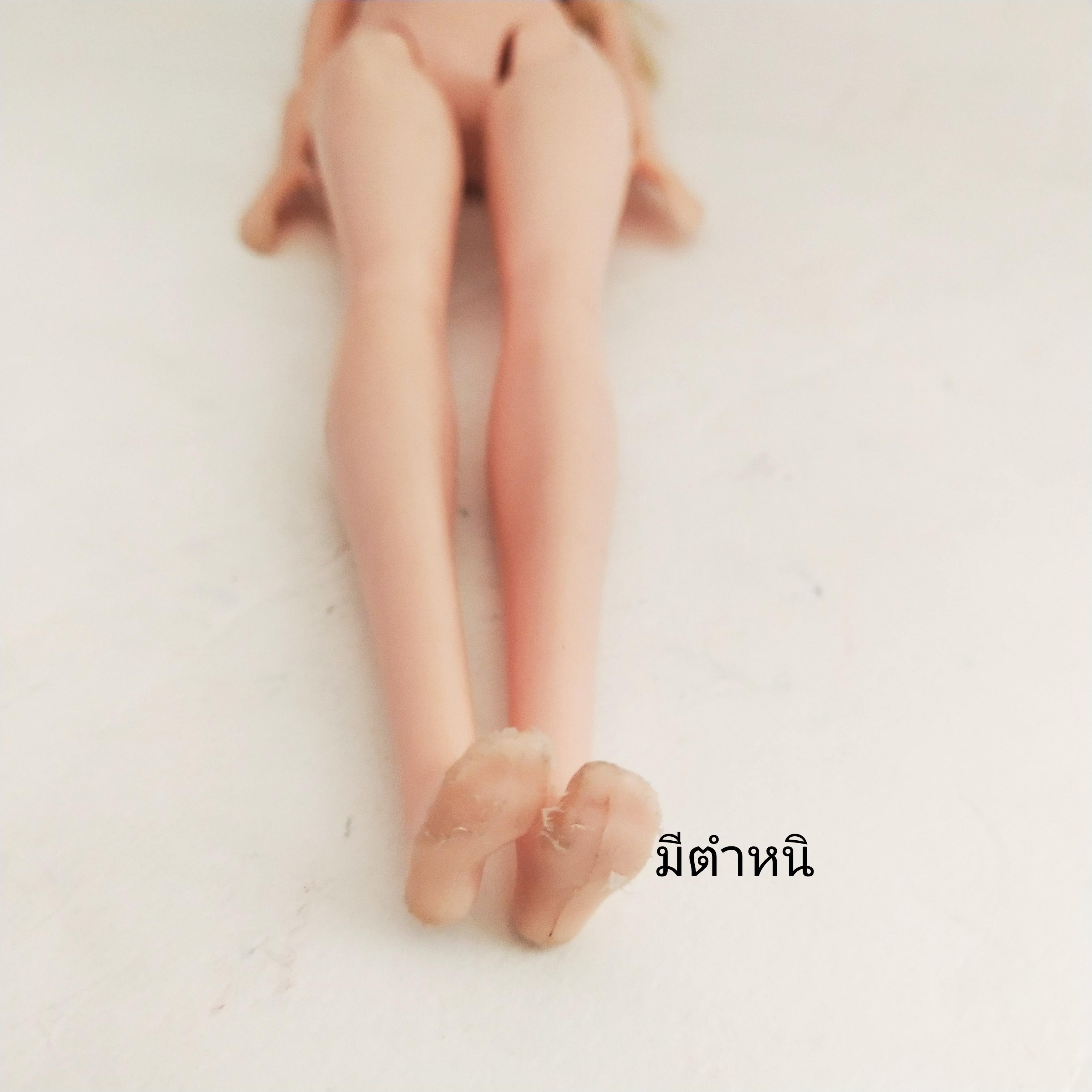 ตุ๊กตาบาร์บี้ หน้าสวย** แขนหลวม มีรอยเปื้อนโปรดดูทุกภาพ, รุ่นขาแข็งโค้งงอไม่ได้ Mattel Indonesia 2015