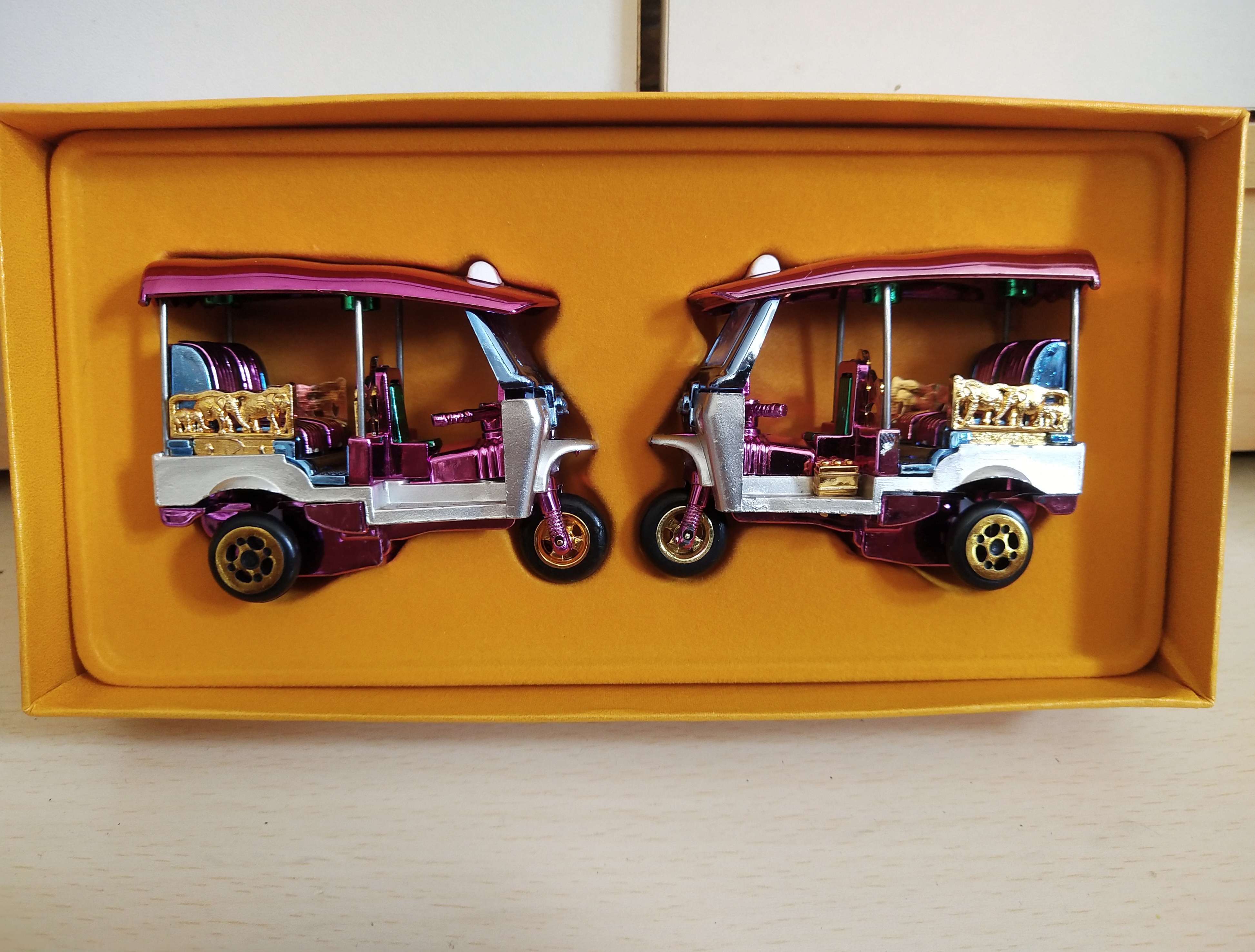 มือ1 กล่องไม่สวย รถตุ๊กๆคู่ ไดคาส งานโลหะผสมพลาสตืก เหมาะเป็นของฝากจากเมืองไทย