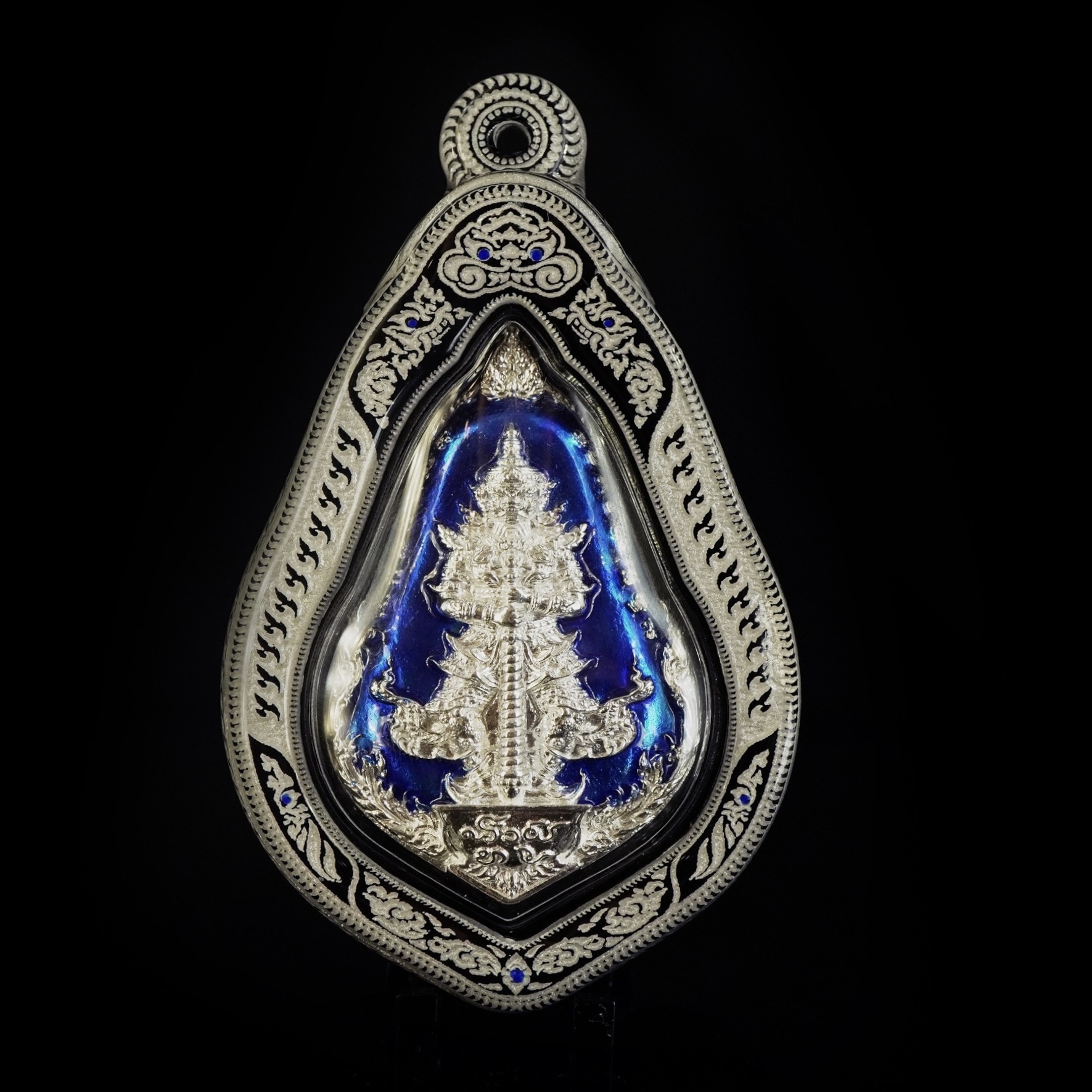 บริการเลี่ยมแบบมีลายขอบข้าง No.B สีขาว (แบบห้อยคอ ขนาดพระไม่เกิน 5 เซนติเมตร) ** ลูกค้าส่งงานมาเลี่ยมที่ร้าน ระยะเวลาเลี่ยมประมาณ 3-5 วัน ไม่รวมระยะเวลาจัดส่ง **