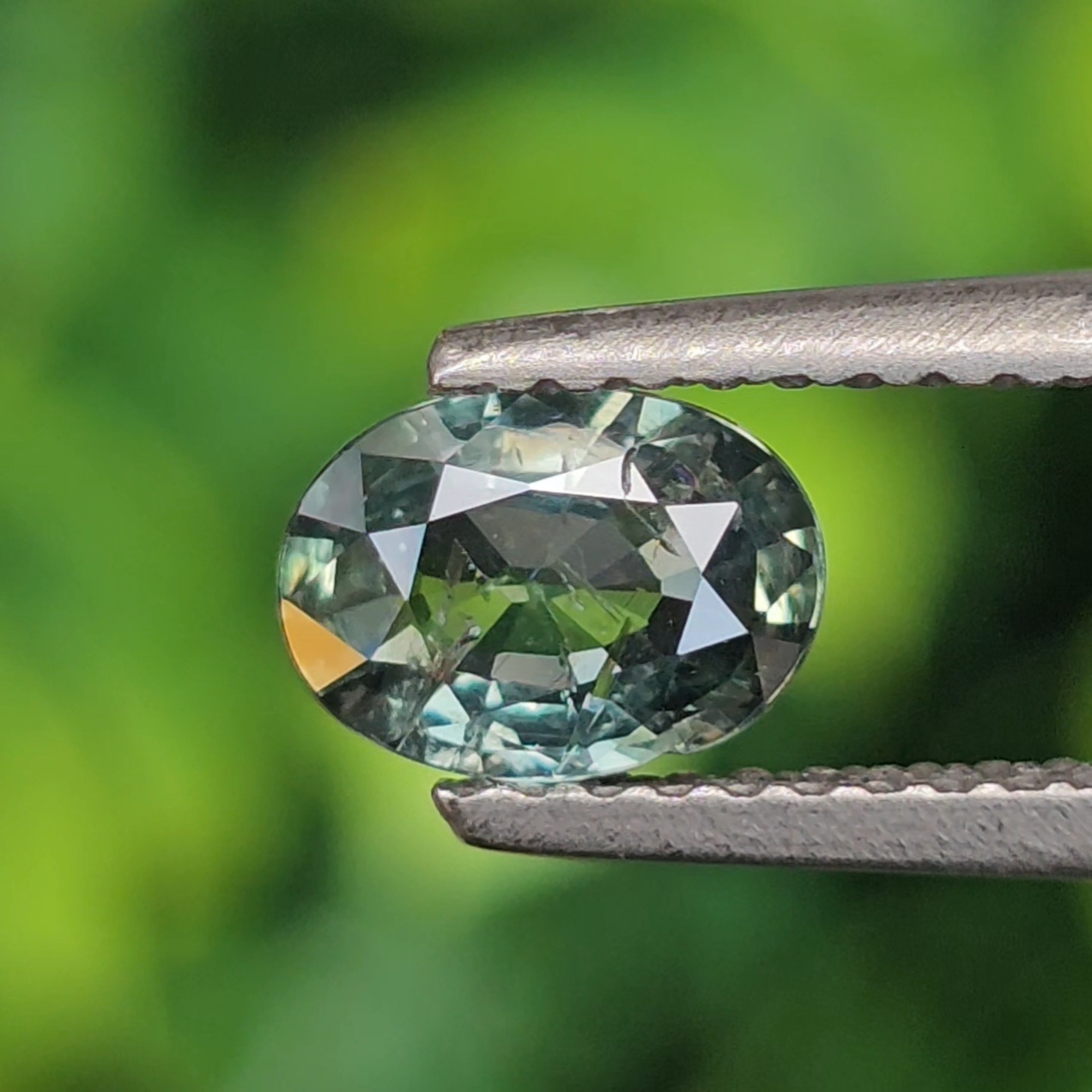 พลอย เขียวส่อง Blue-Green Sapphire 0.77 กะรัต (Cts.) ดิบ (Unheated) พลอยแท้ อัญมณีมงคลประจําวันเกิด เครื่องประดับพลอย