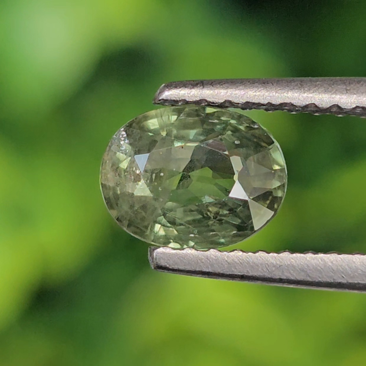 พลอย เขียวส่อง Green Sapphire 1.06 กะรัต (Cts.) พลอยแท้ อัญมณีมงคลประจําวันเกิด เครื่องประดับพลอย