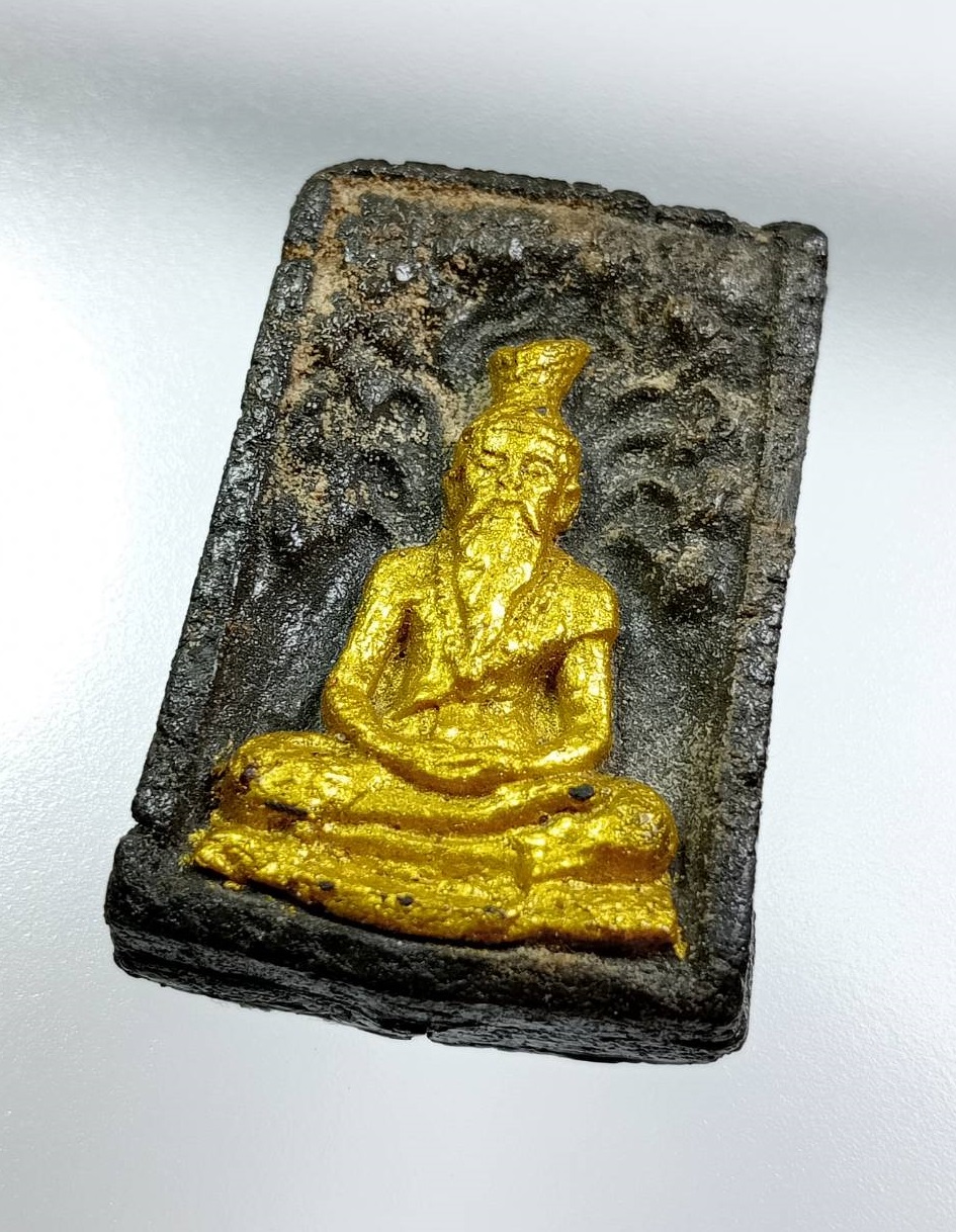 ผ3377 พระผง พระฤาษี นั่งซุ้มปรกโพธิ์ หลังยันต์ ไม่ทราบที่