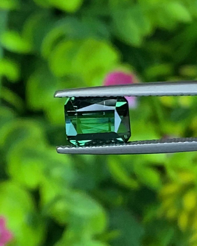 พลอย ทัวร์มาลีน (Green Tourmaline) 2.49 กะรัต (Cts.) พลอยแท้ อัญมณีมงคลประจําวันเกิด เครื่องประดับพลอย