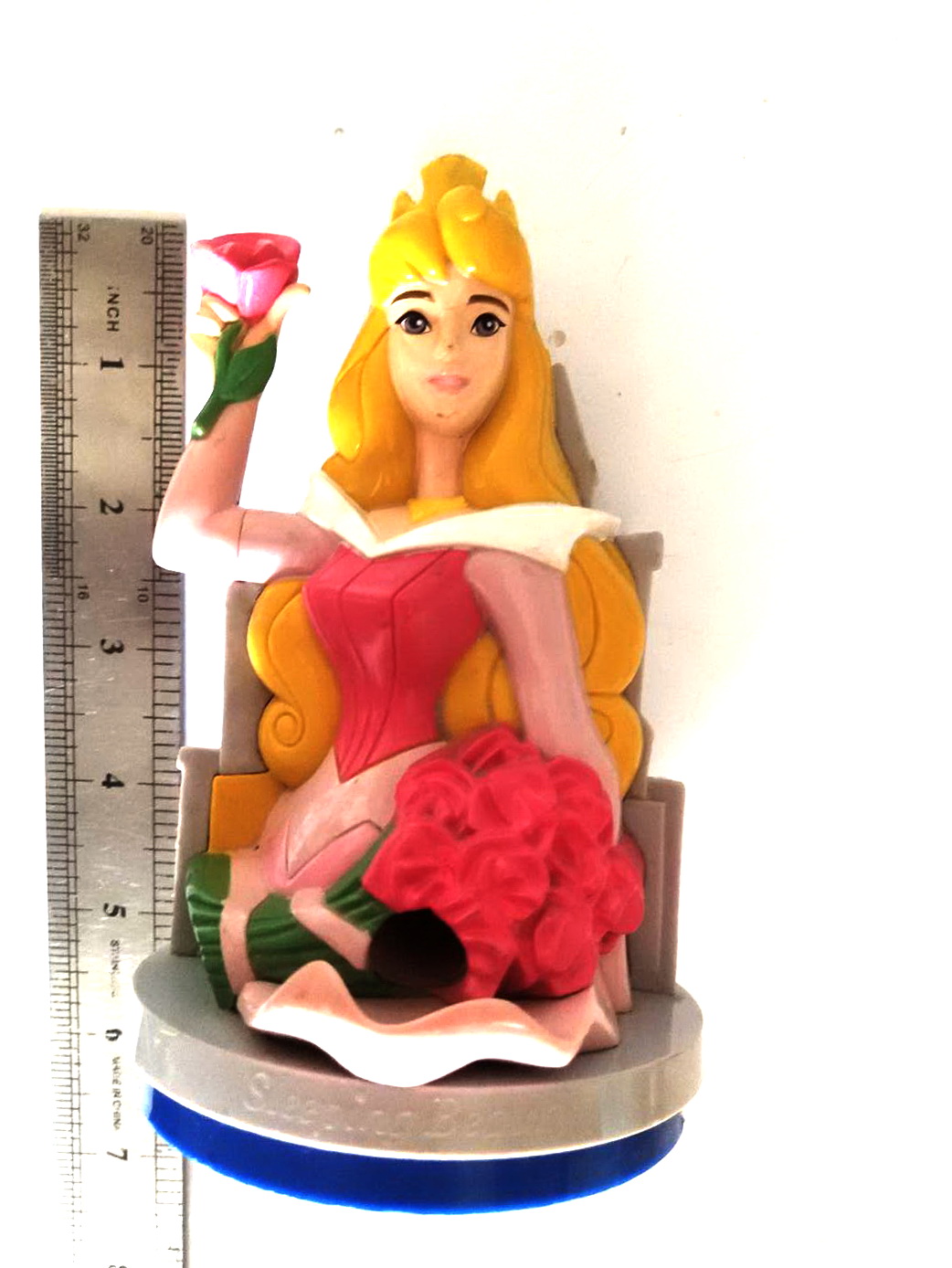 Topper เจ้าหญิงออโรร่า **มีรอยที่หน้า ตามภาพ ,เจ้าหญฺิงนิทรา ถือดอกไม้ มือซ้ายพับลงได้ ด้านหลังเป็นรูปปราสาท Disney's Sleeping Beauty