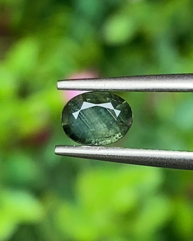 พลอย เขียวส่อง Green Sapphire 0.63 กะรัต (Cts.) ดิบ Unheated พลอยแท้ อัญมณีมงคลประจําวันเกิด เครื่องประดับพลอย