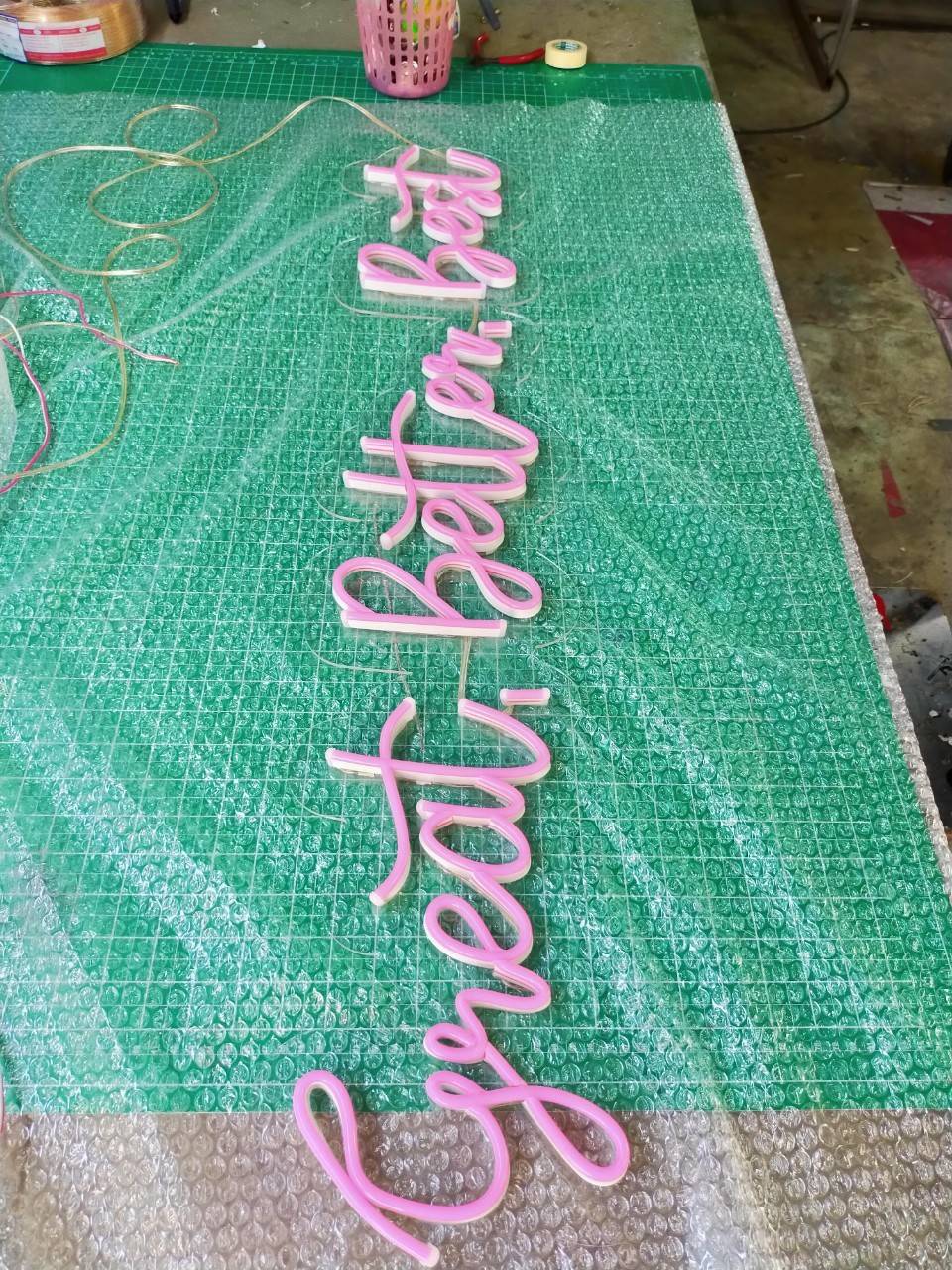 งานไฟนีออน แสงสีชมพู วางบนอะคริลิคใส