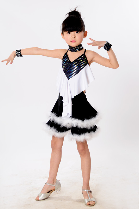 Pre-order ชุดแฟนซี ชุดแสดง สายเดี่ยว แต่งเลื่อม กระโปรงเป็นชั้น ๆ แต่งขนนก สวยงาม เซ็กซี่