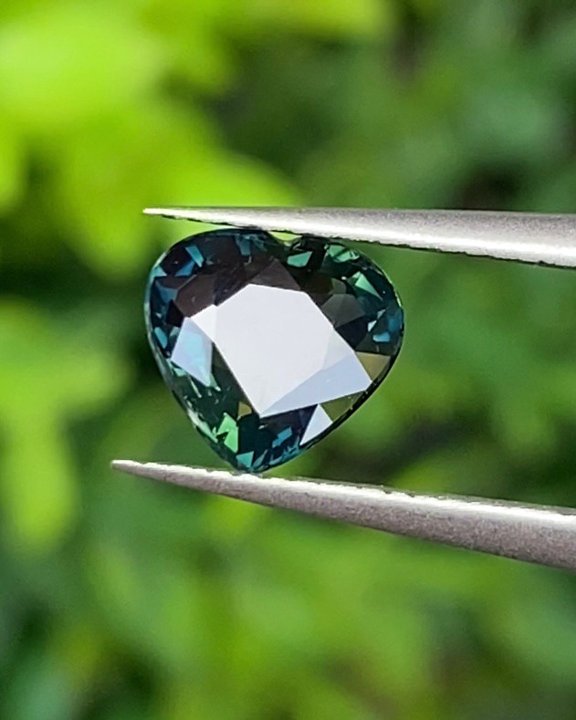 พลอย เขียวส่อง Green Sapphire 1.10 กะรัต (Cts.) ดิบ Unheated พร้อมใบเซอร์ พลอยแท้ อัญมณีมงคลประจําวันเกิด เครื่องประดับพลอย