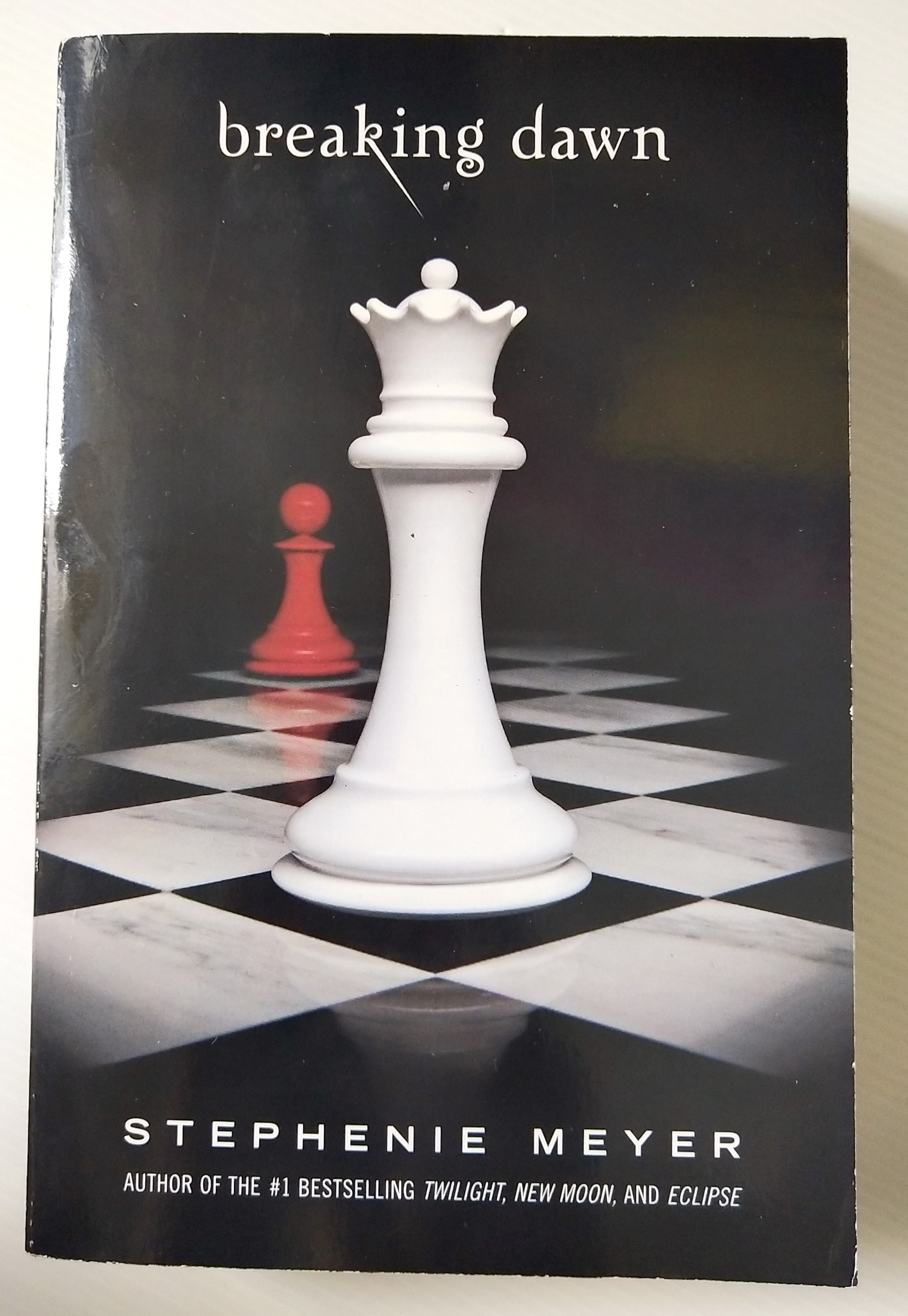 หนังสือนิยายภาษาอังกฤษ "ฺBreaking Dawn" จากแวมไพร์ทไวไลท์ รวม 3 ภาคในเล่ม โดย Stephenie Meyer หนังสือสภาพดี **หน้าแรกมีรอยสก๊อตเทปเล็กน้อยตามภาพ